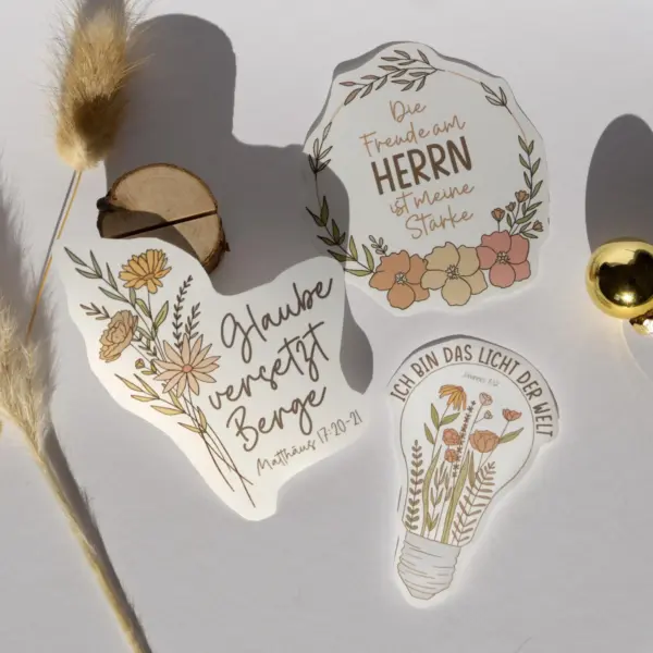 Glaubenssticker mit christlichen Zitaten und Blumenmotiven für Glaube und Inspiration.