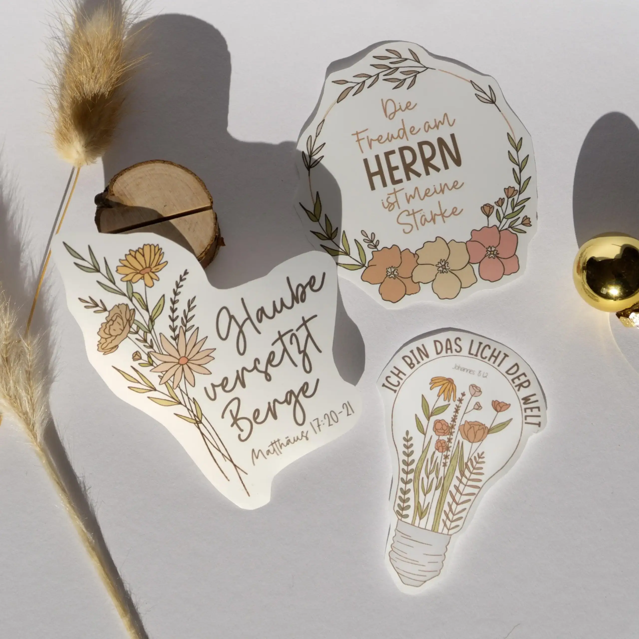 Sticker Set | 3 Sticker im Beige-Stil | Deutsche Christliche Aufkleber | Religiöse Sticker 13 Glaubenssticker mit christlichen Zitaten und Blumenmotiven für Glaube und Inspiration.
