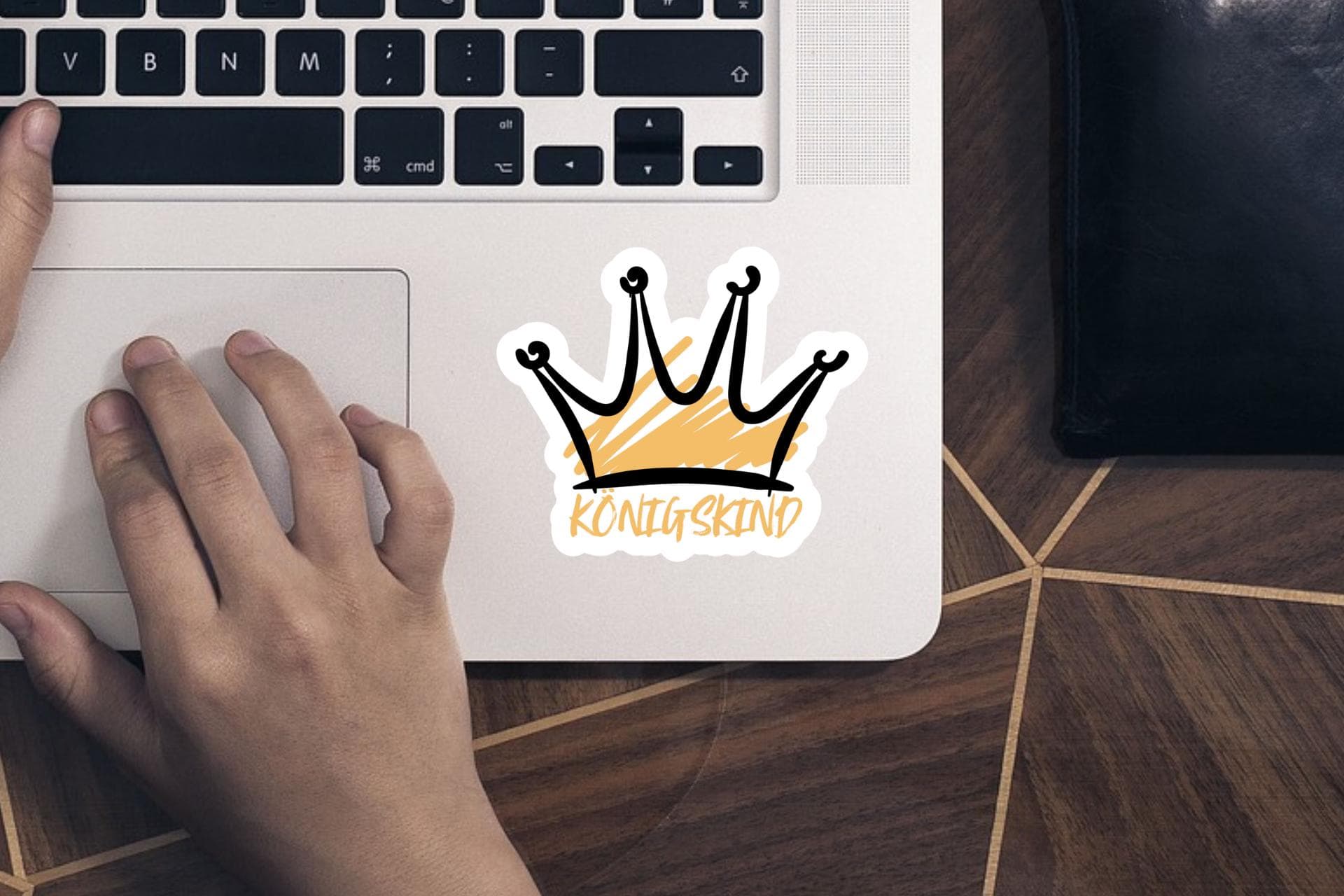 Königskind - Sticker Set | Deutscher Christlicher Aufkleber | Religiöser Sticker 17 Königskind Logo auf Laptop-Tastatur, christliche Marken, evangelische Geschenkideen.