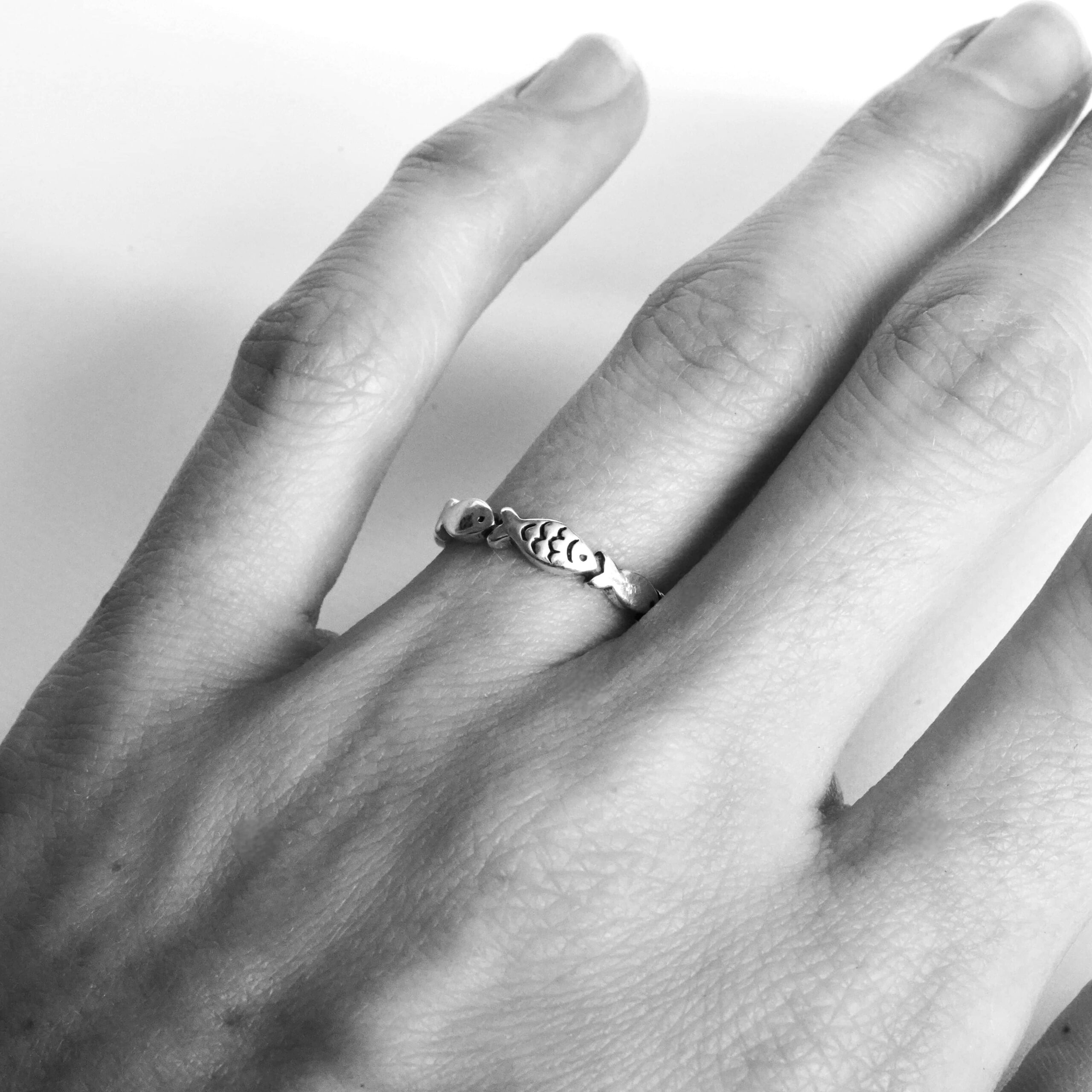 Jona | Christlicher Ring – 925 Sterling Silber – größenverstellbar 4 Gebetsring mit Fischsymbol als christliches Schmuckstück, Symbol des Glaubens.