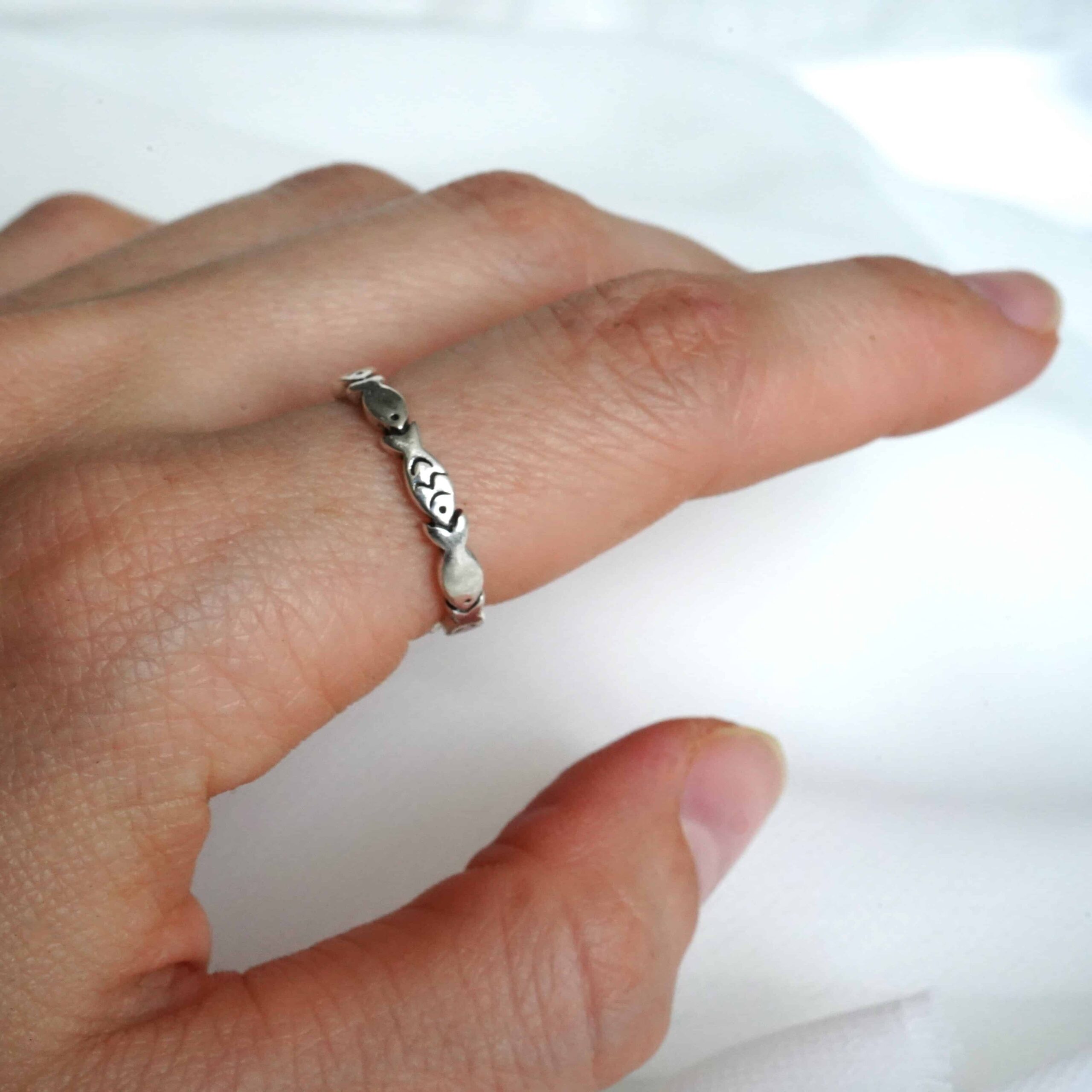 Jona | Christlicher Ring – 925 Sterling Silber – größenverstellbar 2 Gutscheinsiegel mit christlichem Symbol auf Finger getragen.