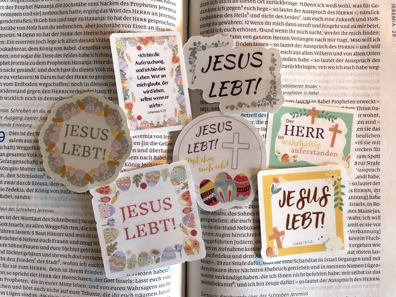 Jesus lebt! - Christliche Osterbotschaft, religiöser Gruß, Bibelvers, christliche Dekoration, inspirierende Karten.