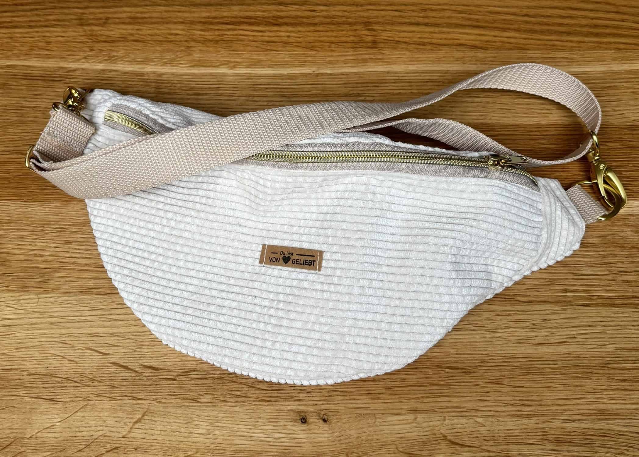 Leinenbeutel mit Bibelvers auf Holzuntergrund, ideal für christliche Geschenke oder Andacht.