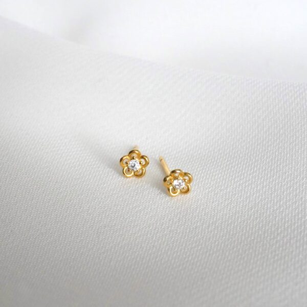 Feiner Goldschmuck mit Blumenmuster und Diamanten, christliche Schmuckmarke Mookho.
