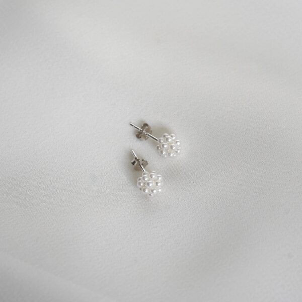 Perlenohrstecker mit Blumen-Design, elegante Modeschmuck für Christen, christliches Schmuckstück.