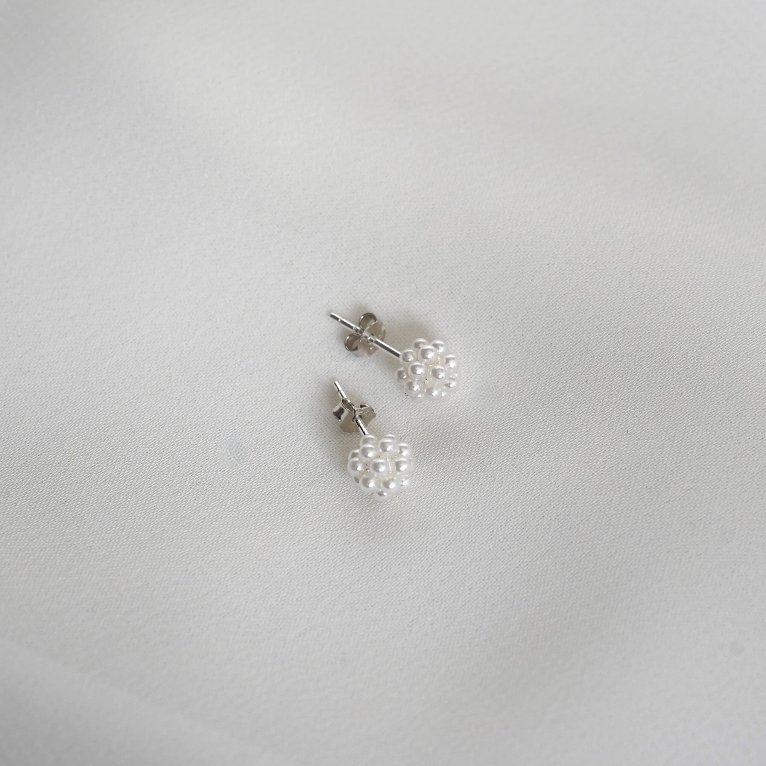 Pearl Mini | Christliche Ohrstecker – 925 Sterling Silber – 6mm Ohrstecker mit Perlen 1 Perlenohrstecker mit Blumen-Design, elegante Modeschmuck für Christen, christliches Schmuckstück.
