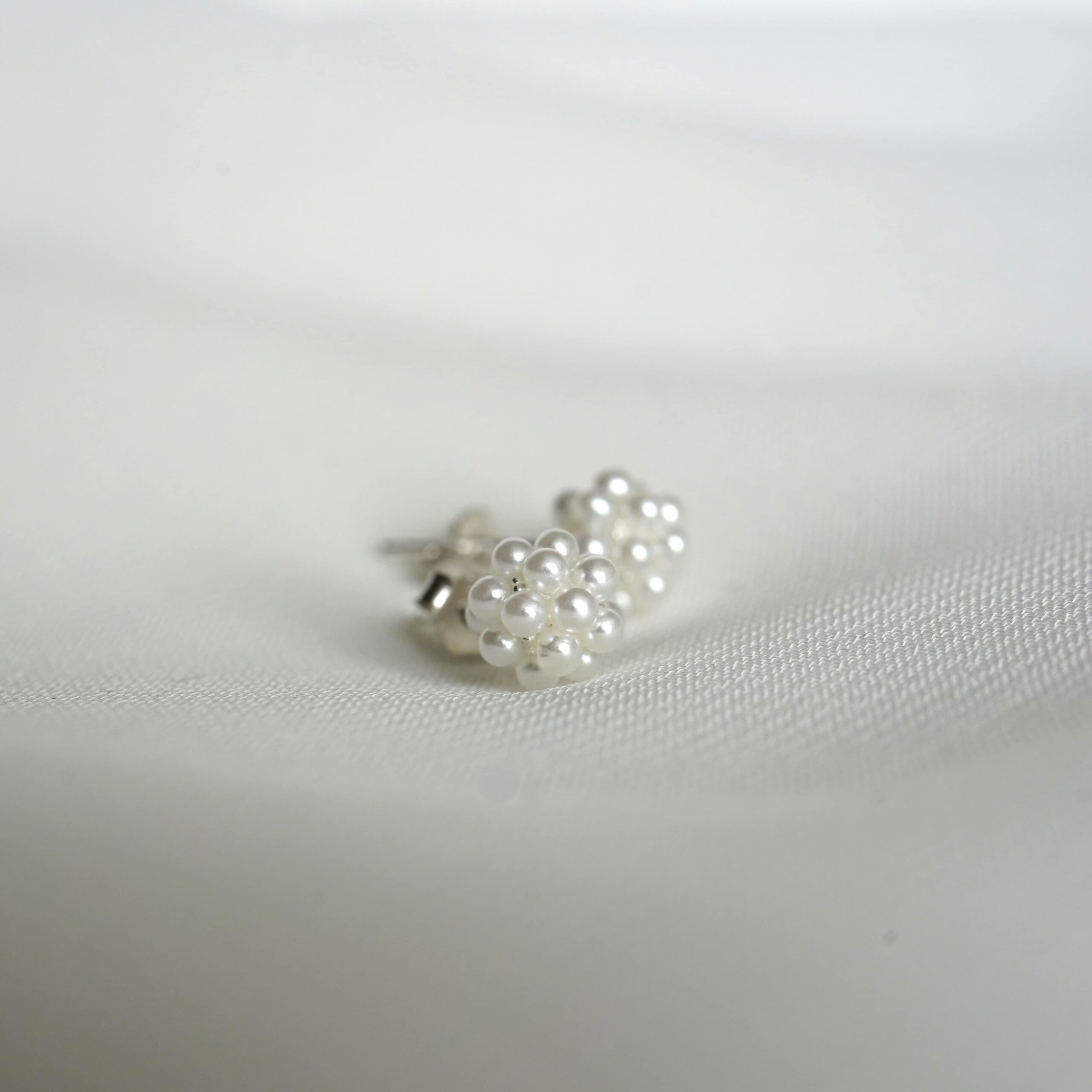 Pearl Mini | Christliche Ohrstecker – 925 Sterling Silber – 6mm Ohrstecker mit Perlen 5 Perlen-Ohrringe, elegante christliche Schmuckaccessoires, hochwertige Perlen Ohrringe.
