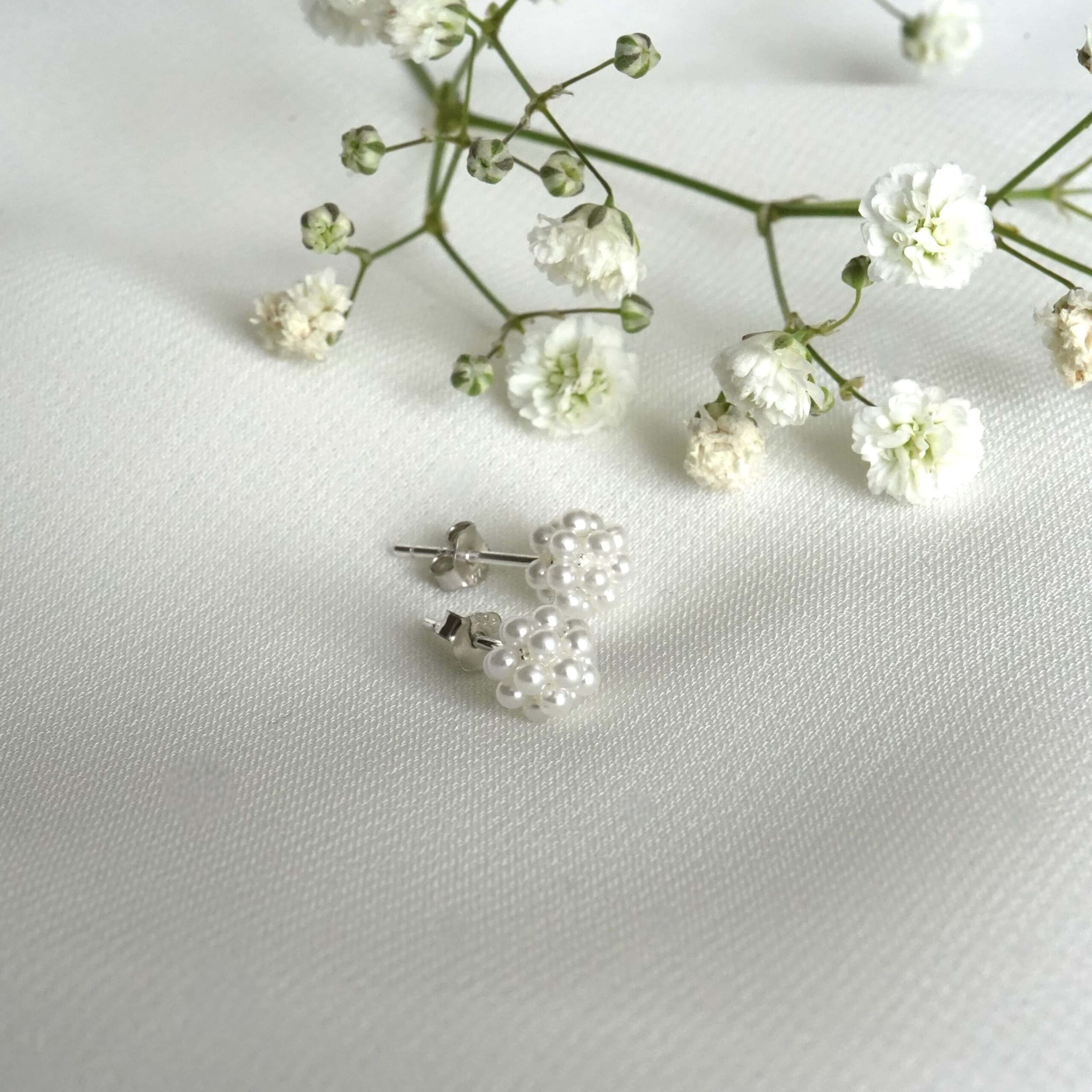 Pearl Mini | Christliche Ohrstecker – 925 Sterling Silber – 6mm Ohrstecker mit Perlen 3 Schneekugel Perlenohrringe für christliche Mode auf mookho.de.