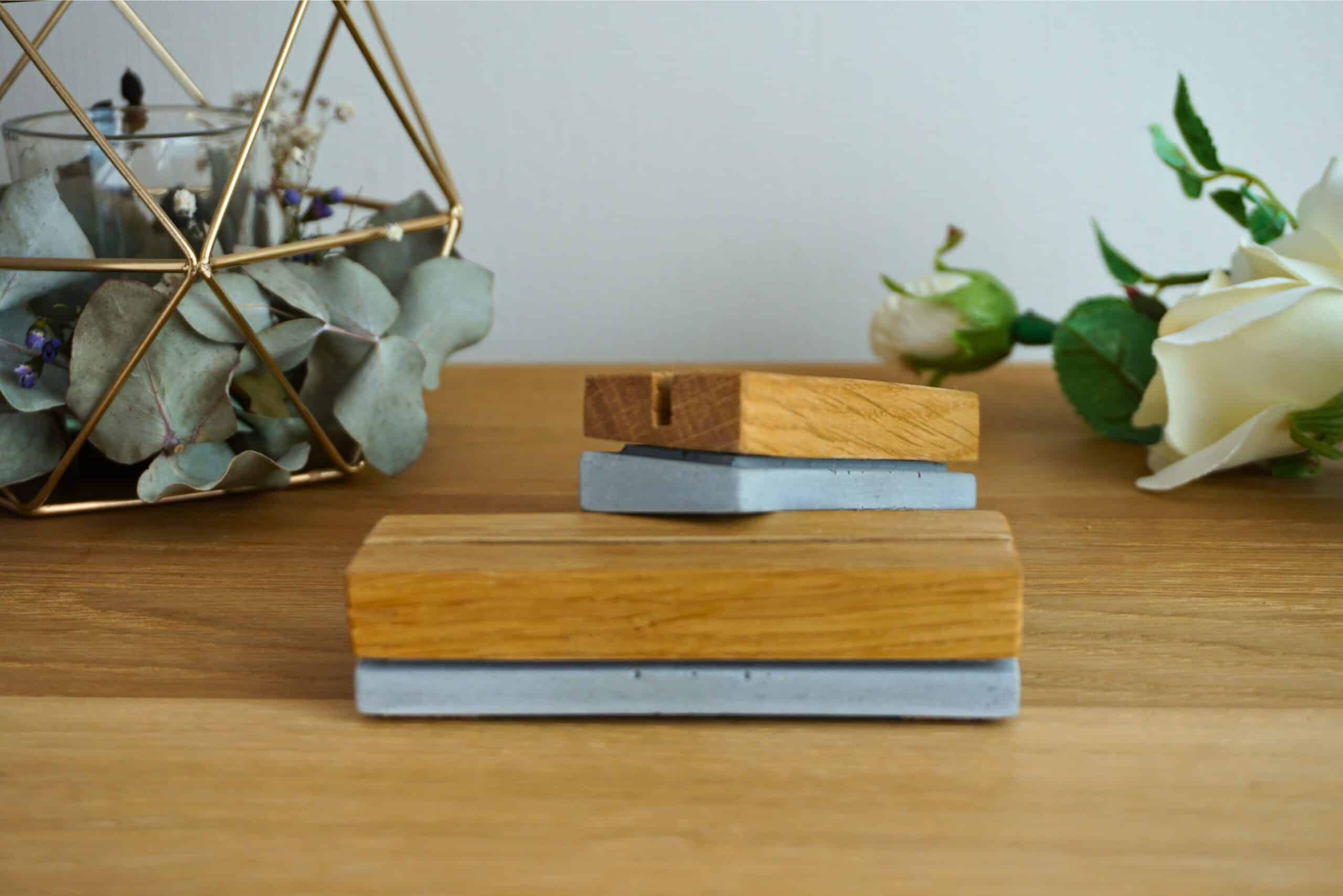 Kartenhalter Eichenholz und Beton 4 Naturholzbretter, dekoratives Holz-Tablett, christliche Marken, Geschenkideen, nachhaltiges Holz.