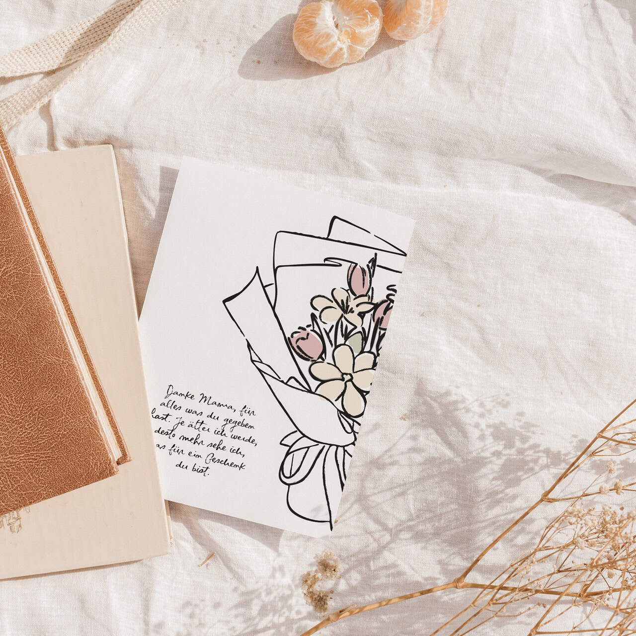 Du bist ein Geschenk – Postkarte DIN A6 2 Blumenkarte mit handschriftlicher Botschaft auf weißem Stoff Tisch, christliche Grußkarte, Geschenkidee.