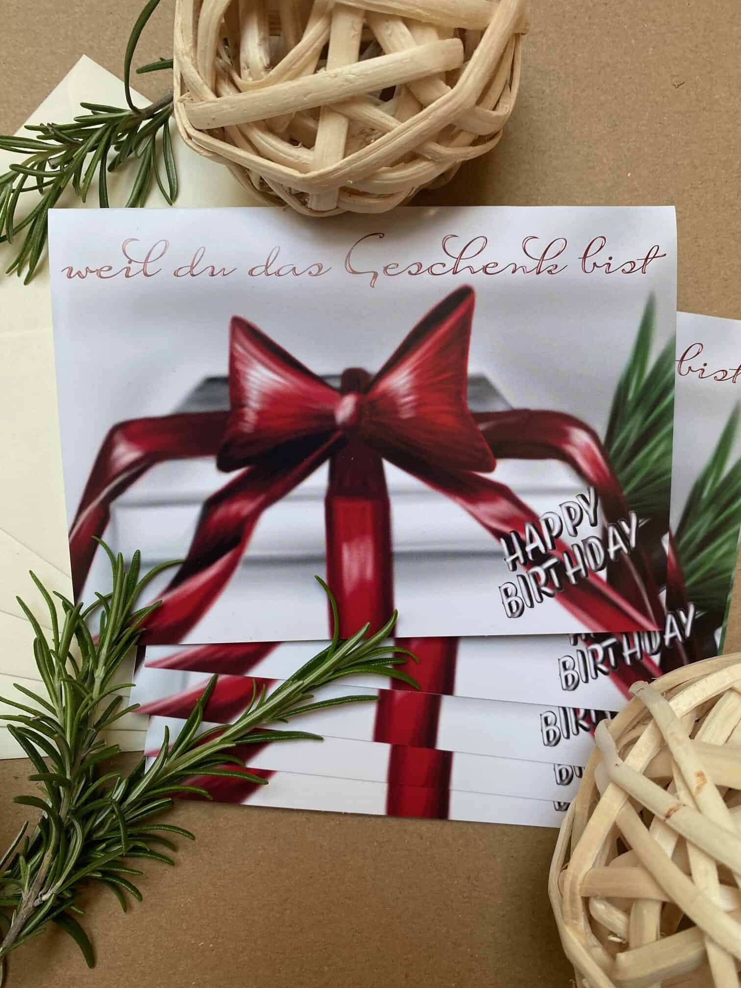 Festliche Geburtstagskarte mit rotem Geschenk und Schleife, christliche Grußkarte Geburtstag.