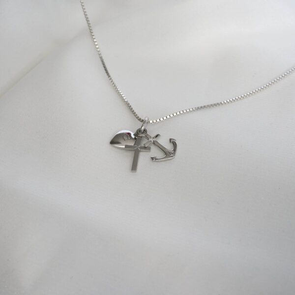 Religionsschmuck mit Kreuz, Anker und Taube, christliche Symbole, silberne Halskette.