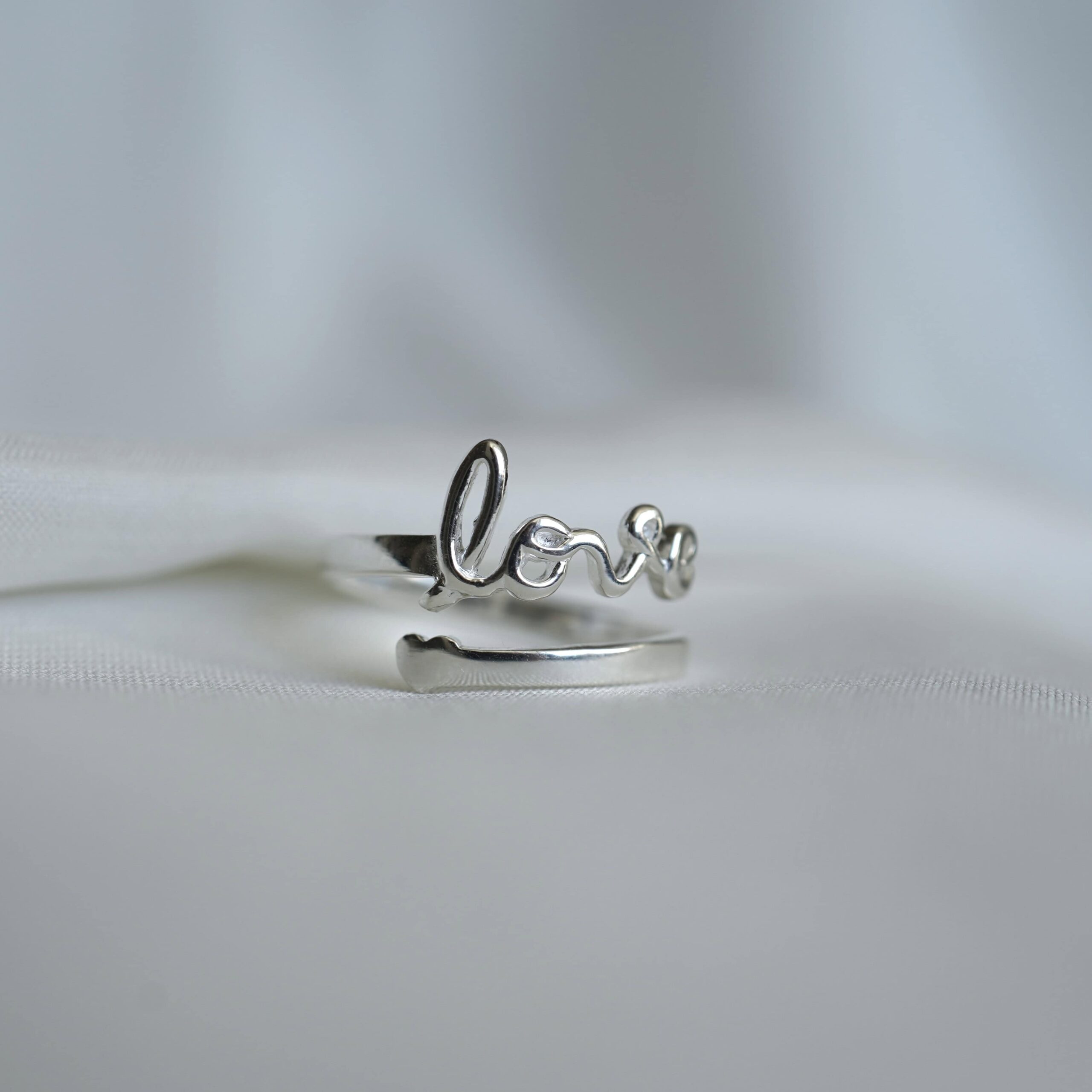 Love | Christlicher Ring | 925 Sterling Silber – Größenverstellbar – deutsche Silberschmiede 5 Liebe Schmuckring mit "love" Schriftzug, christliche Geschenkideen, religiöser Schmuck, christliche Marken.