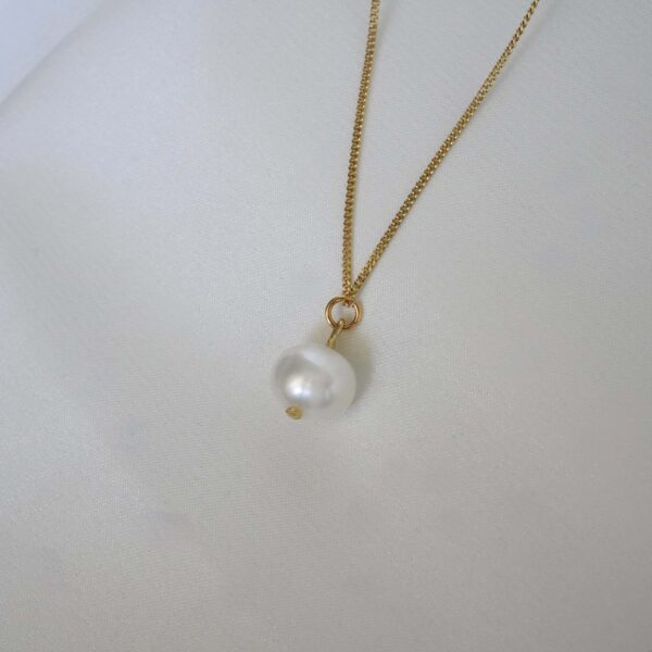 Elegante goldene Kette mit Perlendekoration, christliches Schmuckstück, Geschenkidee.