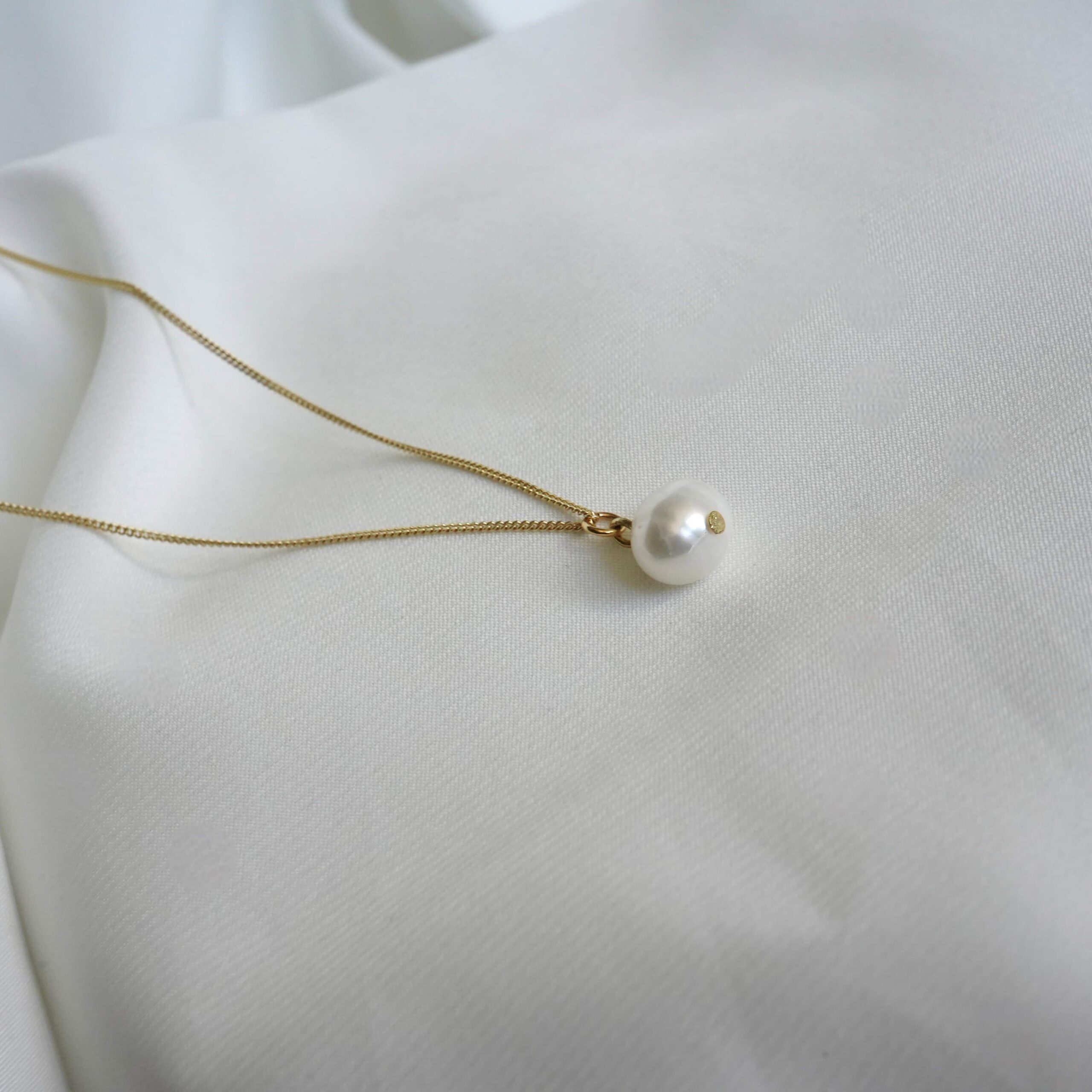Maloa | Christliche Kette – 925 Sterling Silber vergoldet – Süßwasserperle – 45cm lang 4 Perlenohrring mit Goldkette auf weißem Satin, christliche Schmuckstücke, elegante Halskette.