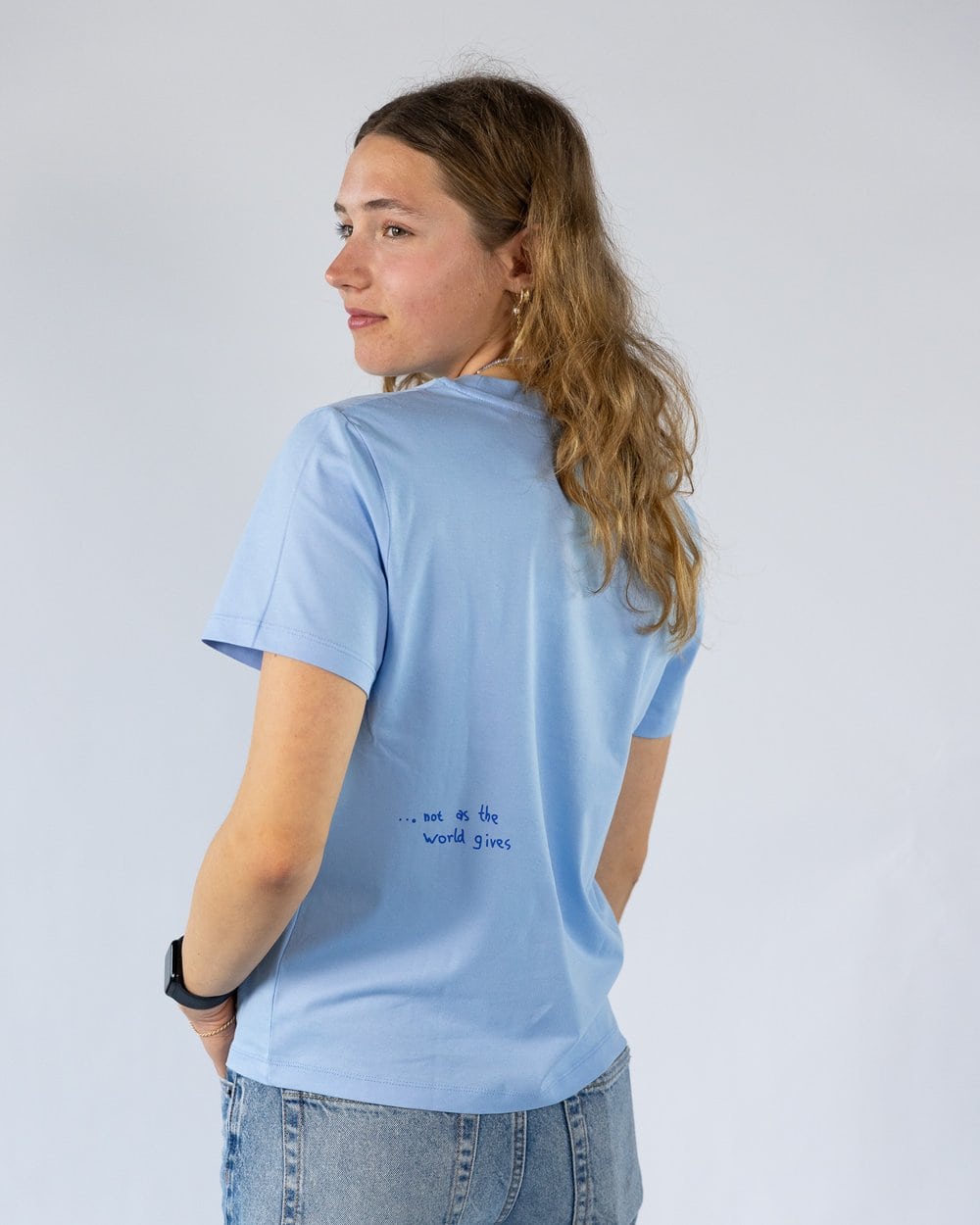 Peace - Woman Shirt 12 Inspirierte junge Frau trägt blaunes T-Shirt mit religiösem Spruch, christliche Mode, Glaube, Mode-Statement.