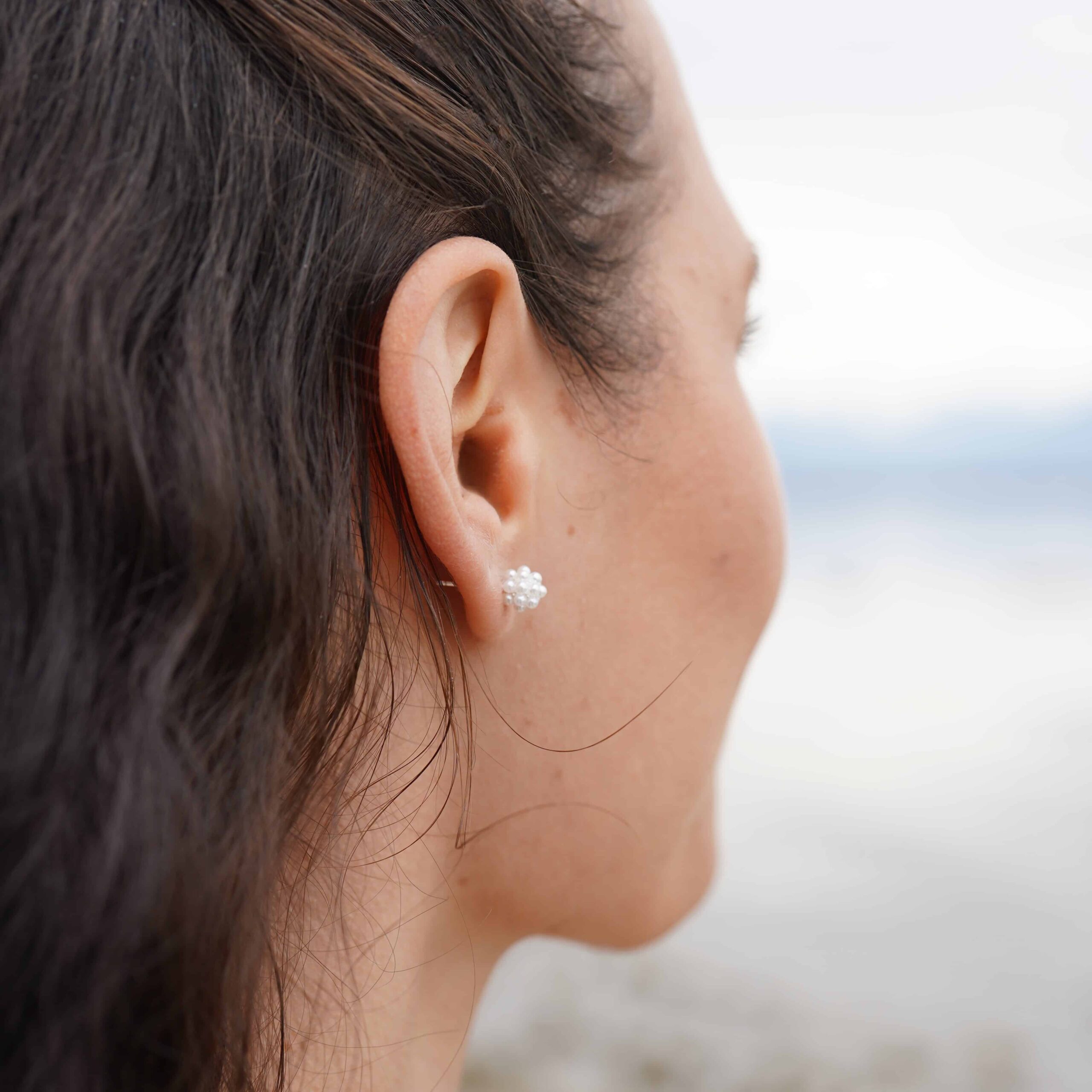 Pearl Mini | Christliche Ohrstecker – 925 Sterling Silber – 6mm Ohrstecker mit Perlen 4 Frau mit eleganten Christlicher Schmuck am Ohr, Nahaufnahme, Mode, Stil, Glaube.