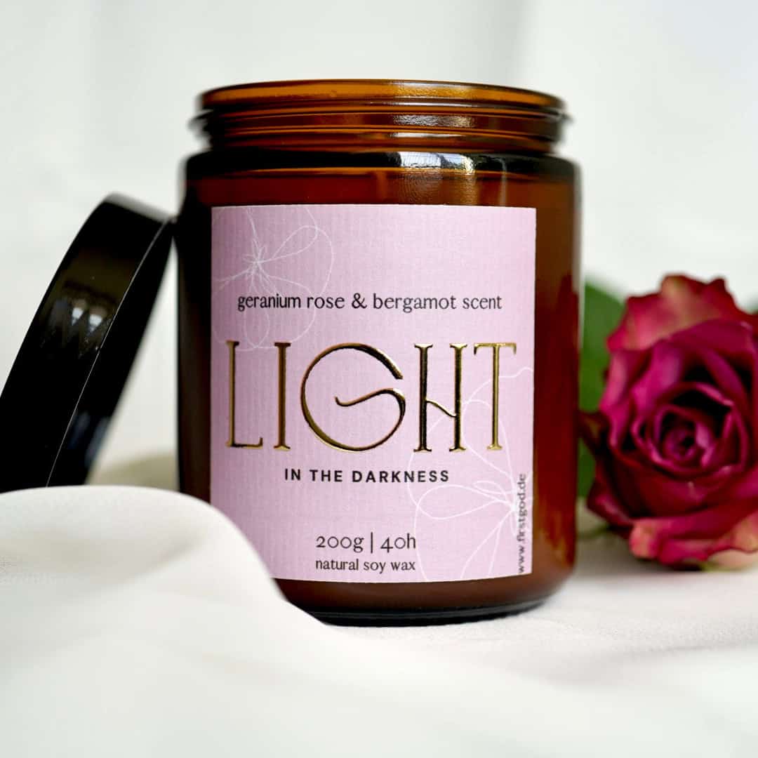 Duftkerze "LIGHT IN THE DARKNESS" | Handgefertigt aus Sojawachs 1 Entspannender christlicher Duftkerze mit Rosen- und Bergamotonote, Licht in der Dunkelheit.