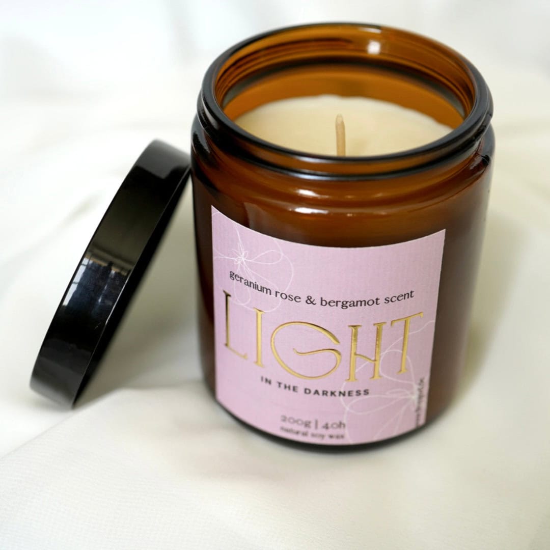 Duftkerze "LIGHT IN THE DARKNESS" | Handgefertigt aus Sojawachs 3 Stimmungsvolle Duftkerze mit Geranium Rose und Bergamotte Duft.