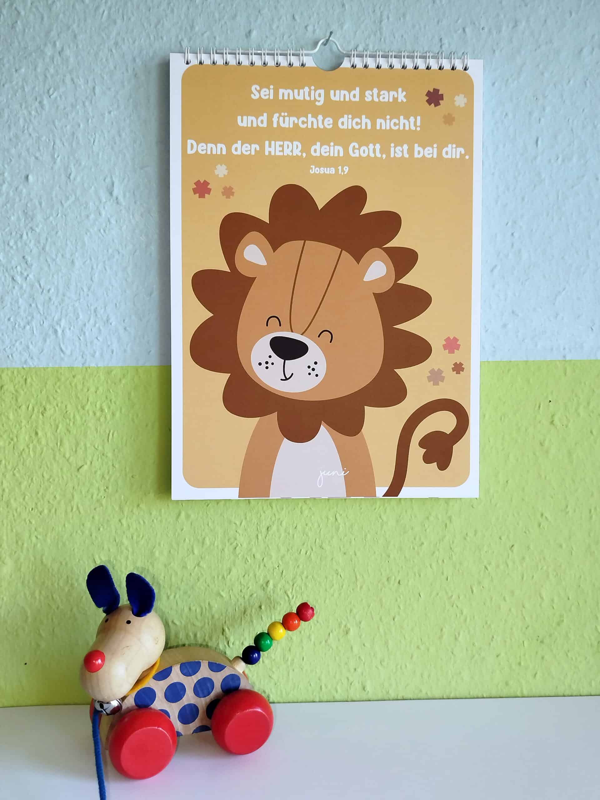 Kalender Mit Gottes Wort von Jahr zu Jahr 14 Mutiger Löwe mit Bibelvers auf christlicher Kinderwandkunst, Glaube & Inspiration.
