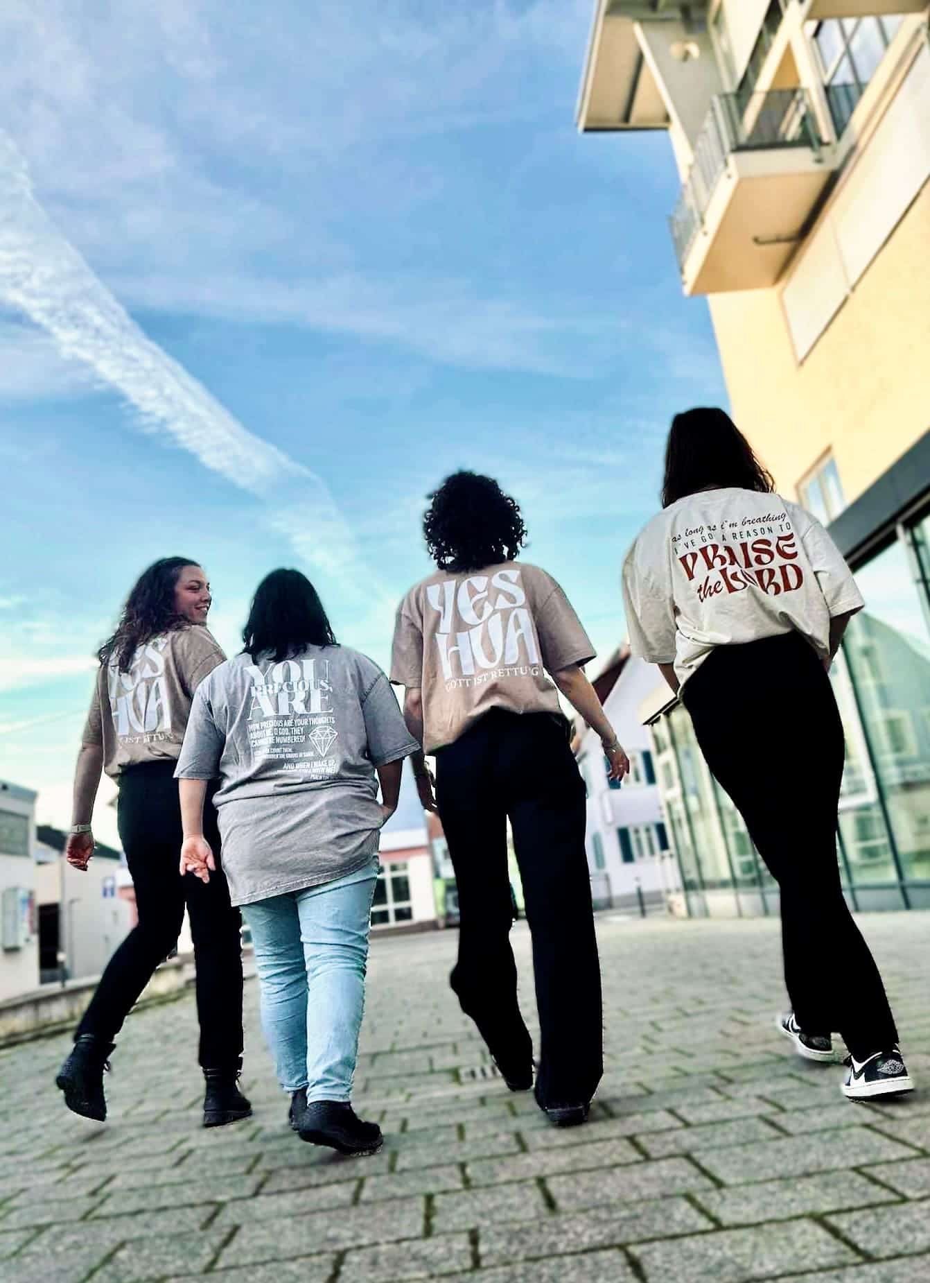 "worship" | Oversized Tshirt | Creme | Rostrot 16 Moderner christlicher Mode-Merchandise, Streetwear, Jesus-T-Shirts, Glaubensbekleidung, christliche Marken.