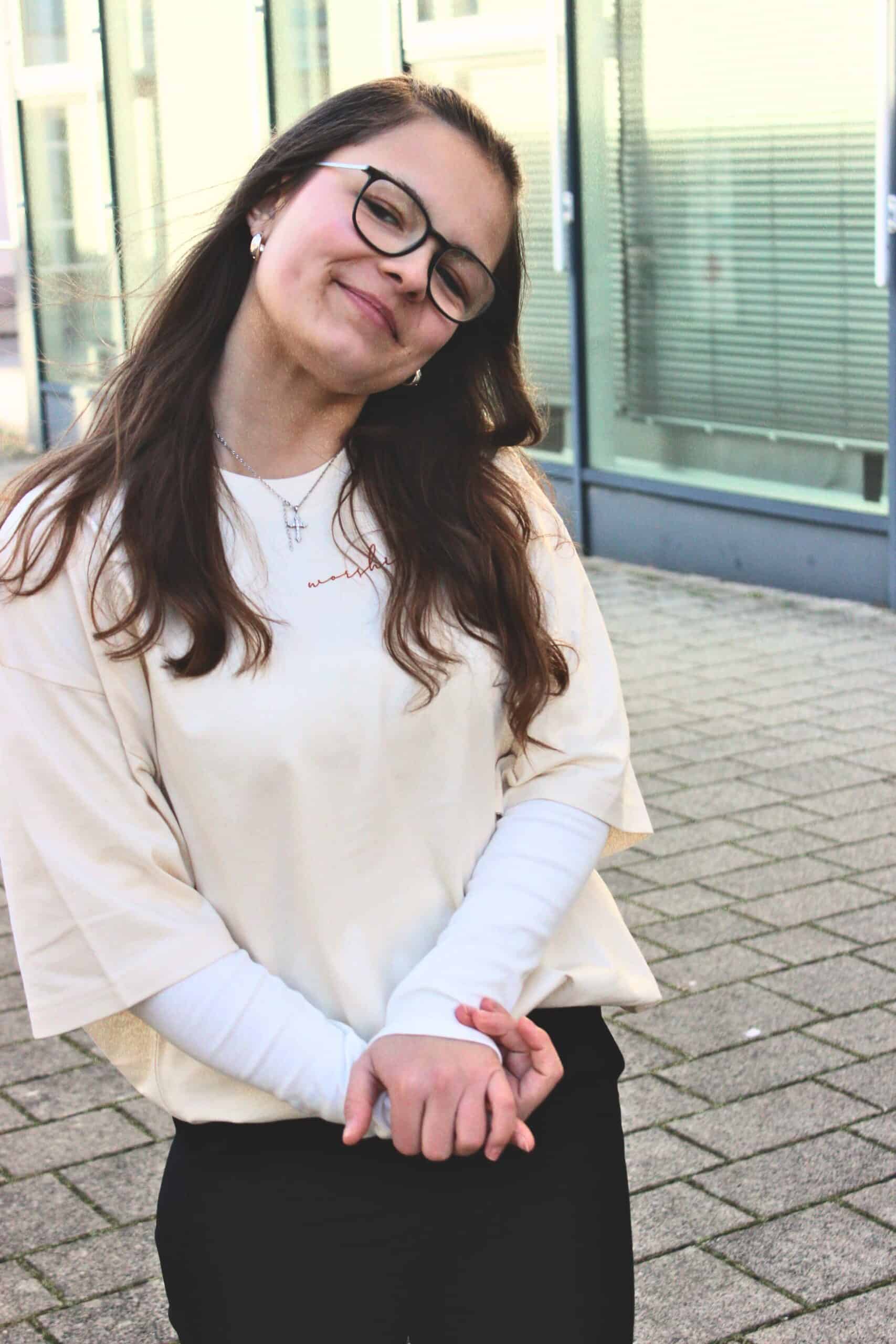 "worship" | Oversized Tshirt | Creme | Rostrot 14 Authentische junge Frau mit Brille, christliche Mode, moderner Streetstyle.