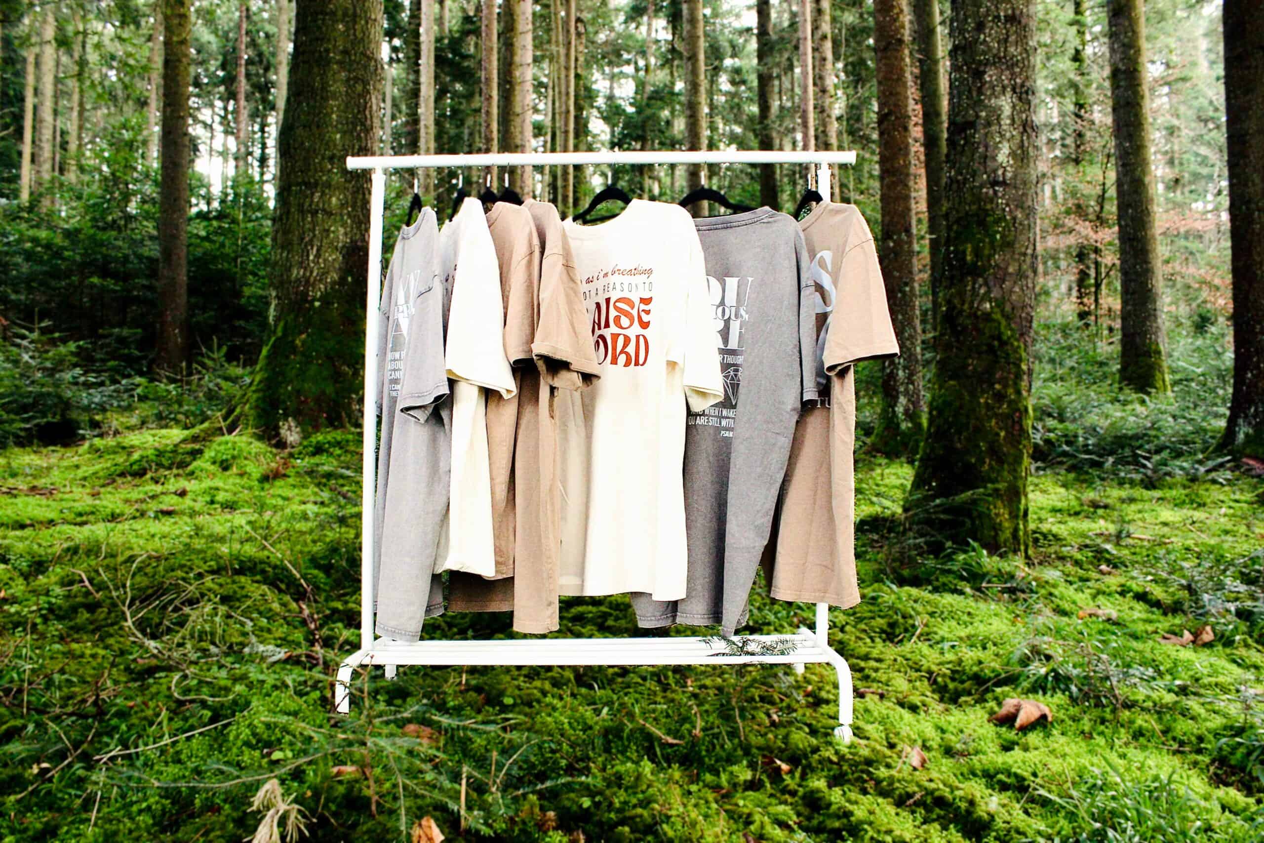 "Yeshua" | Oversized Tshirt | Beige | Weiß 18 Moderner Christliche Kleidungsgeschmack im Wald, nachhaltige Baumwollshirts und Hoodies.