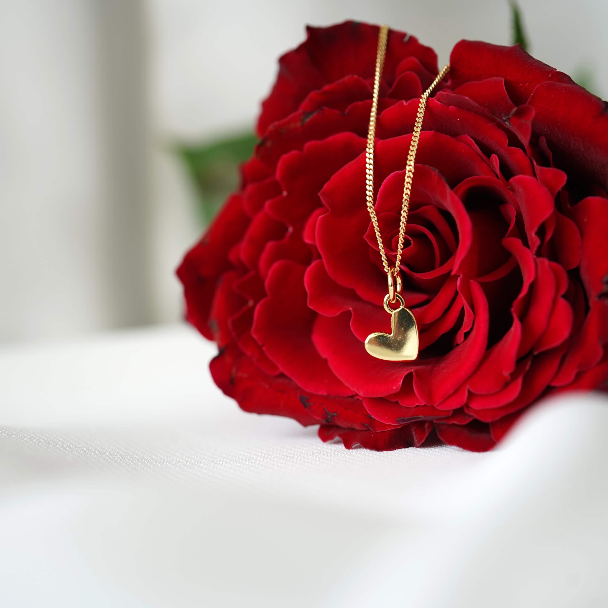 Love | Christliche Kette – 925 Sterling Silber – Messing 18k vergoldet – deutsche Silberschmiede 9 Halskette mit Herz-Anhänger auf roter Rose, christliche Schmuckkunst, Geschenke für Christen.