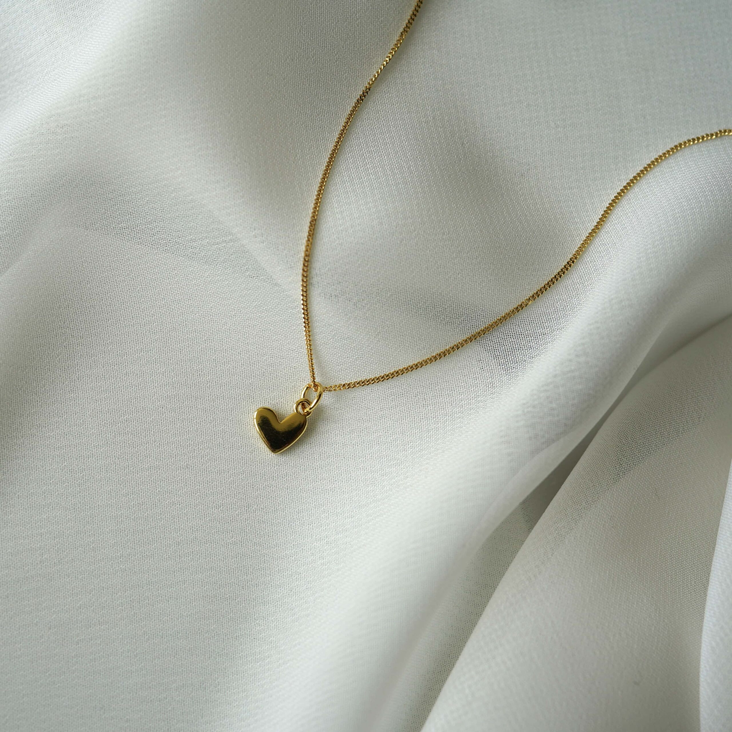 Love | Christliche Kette – 925 Sterling Silber – Messing 18k vergoldet – deutsche Silberschmiede 10 Schmuck mit Herz-Anhänger, goldene Kette, christliches Design, Damen-Halskette, stilvoll.