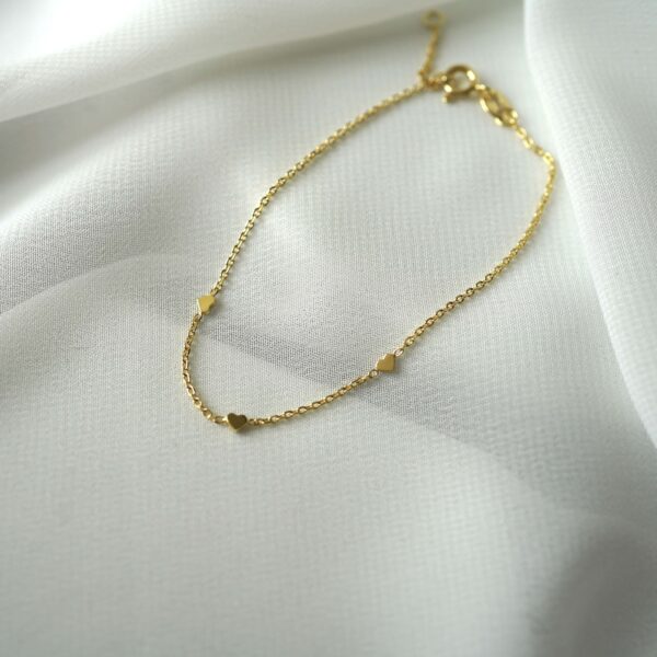 Feiner goldener Kreuz-Anhänger Schmuck für christliche Glauben und Spiritualität.