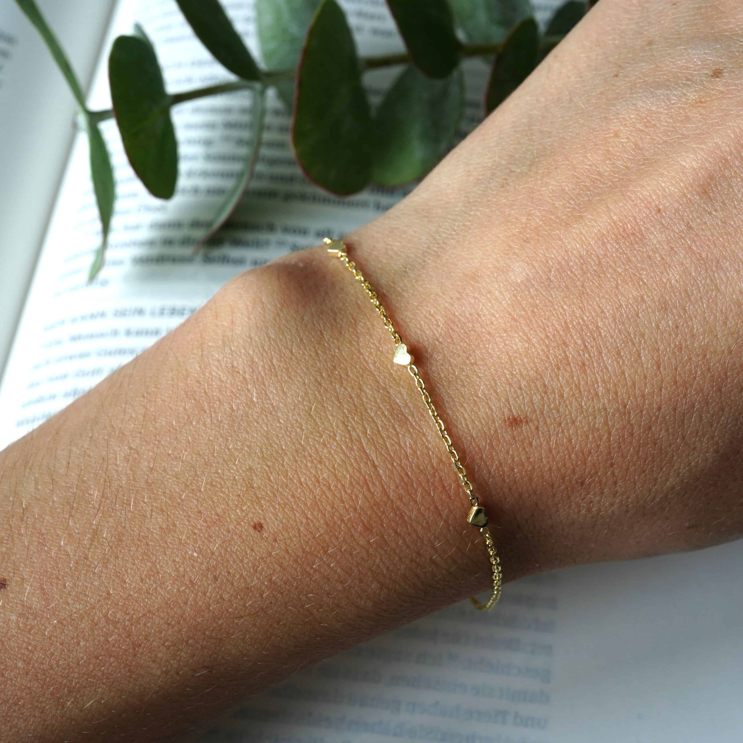 Endless Love | Christliches Armband – 925 Sterling Silber vergoldet – gelbgold – deutsche Silberschmiede 2 Feiner Goldarmband mit kleinen Herzanhängern, christliches Schmuckstück, Damenaccessoire.