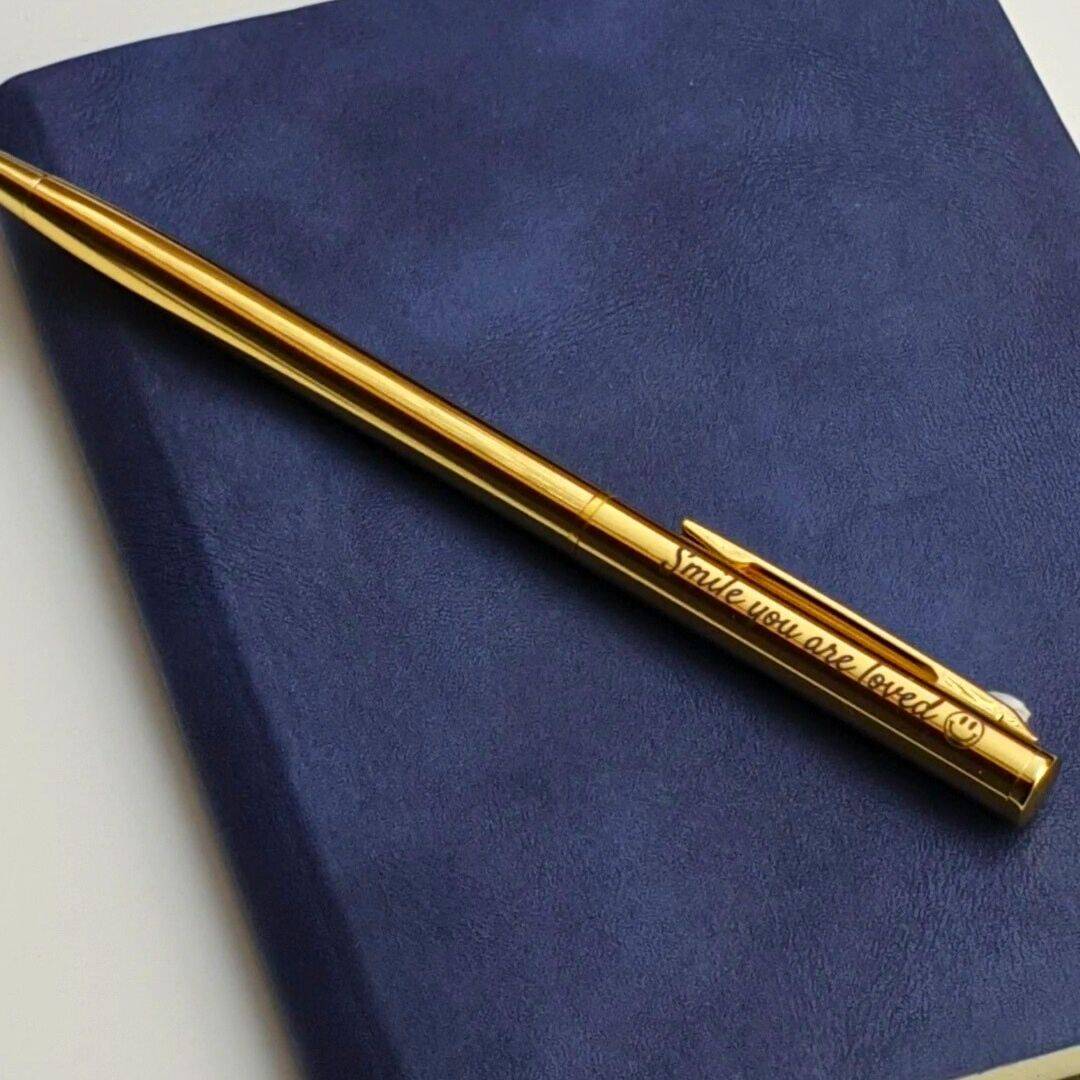 Kugelschreiber Gold - Schmal und perfekt für die Bibel 17 Gebetsstift mit Gravur "Smile, you are loved" auf christlichem Markenmarkt.