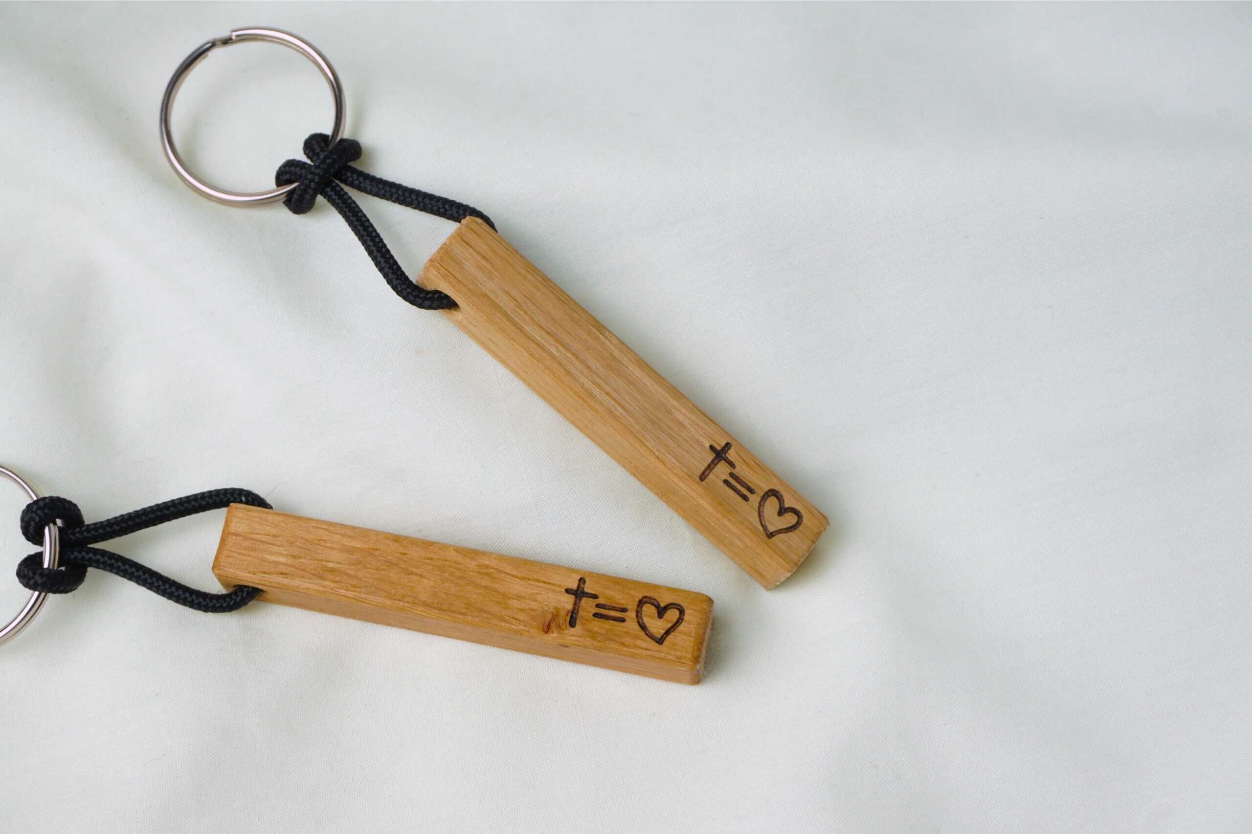 Schlüsselanhänger Kreuz gleich Liebe - Kreuz = Herz 2 Handgefertigte Holz-Schlüsselanhänger mit christlichen Symbolen, Geschenkidee.