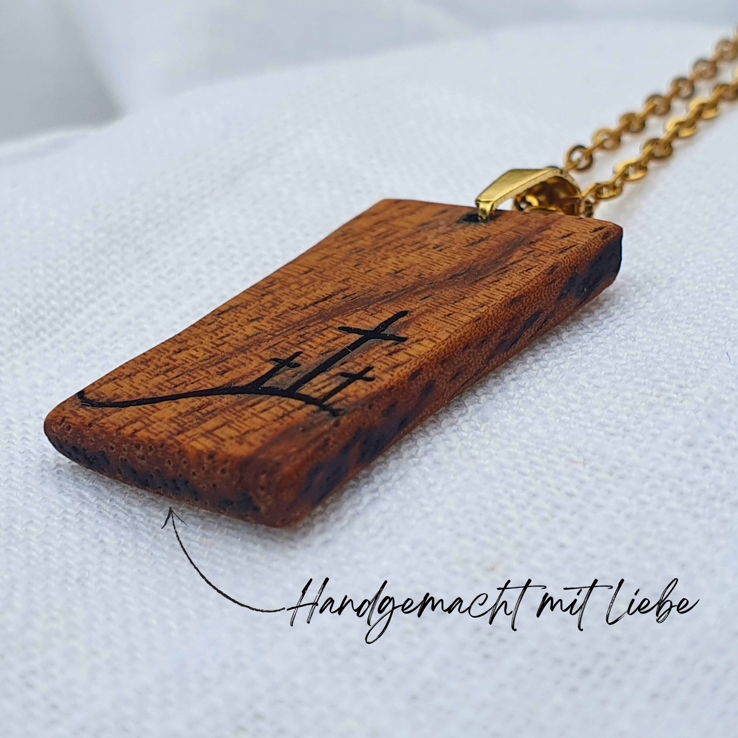 Handgemachte Kettenanhänger aus ugandischem Edelholz mit goldener Edelstahlkette 17 Naturholzkette mit christlichem Kreuzmotiv, handgemacht, christlicher Schmuck, Glaube Geschenk.