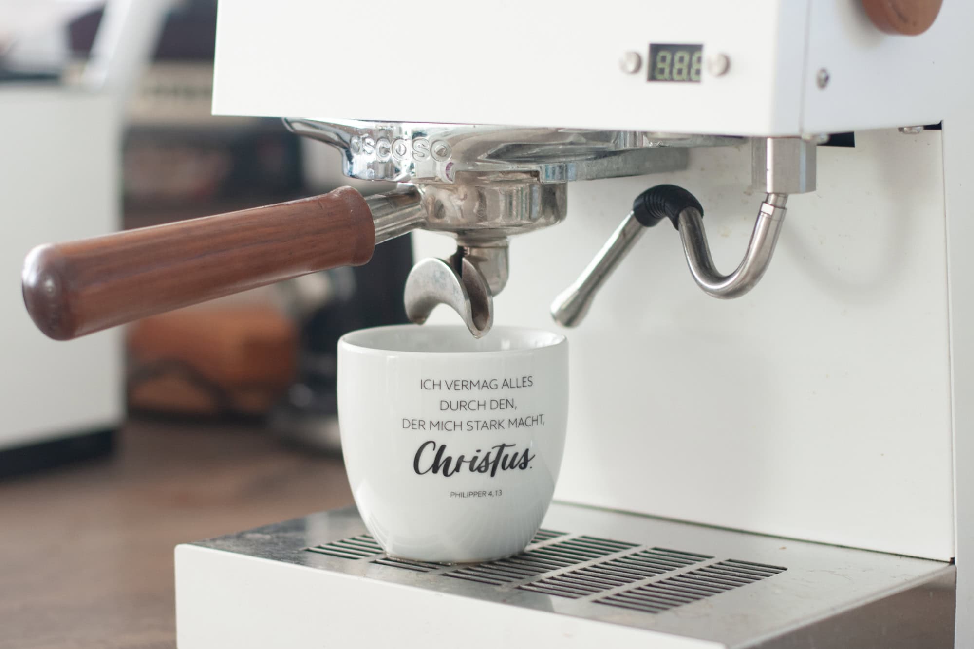 Christliche Tasse „Ich vermag alles durch den, der mich stark macht, Christus“ Philipper 4,13 4 Kaffeetasse mit christlichem Spruch auf einer Kaffeemaschine, christliche Marken, Glauben.