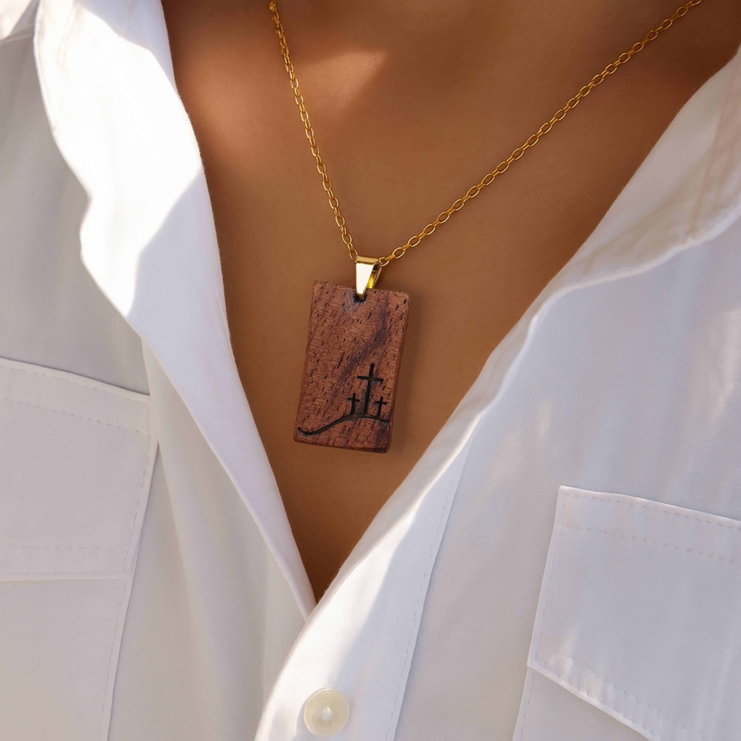 Handgemachte Kettenanhänger aus ugandischem Edelholz mit goldener Edelstahlkette 16 Halskette mit christlichem Kreuzanhänger und Holzdesign, christliche Schmuckideen.