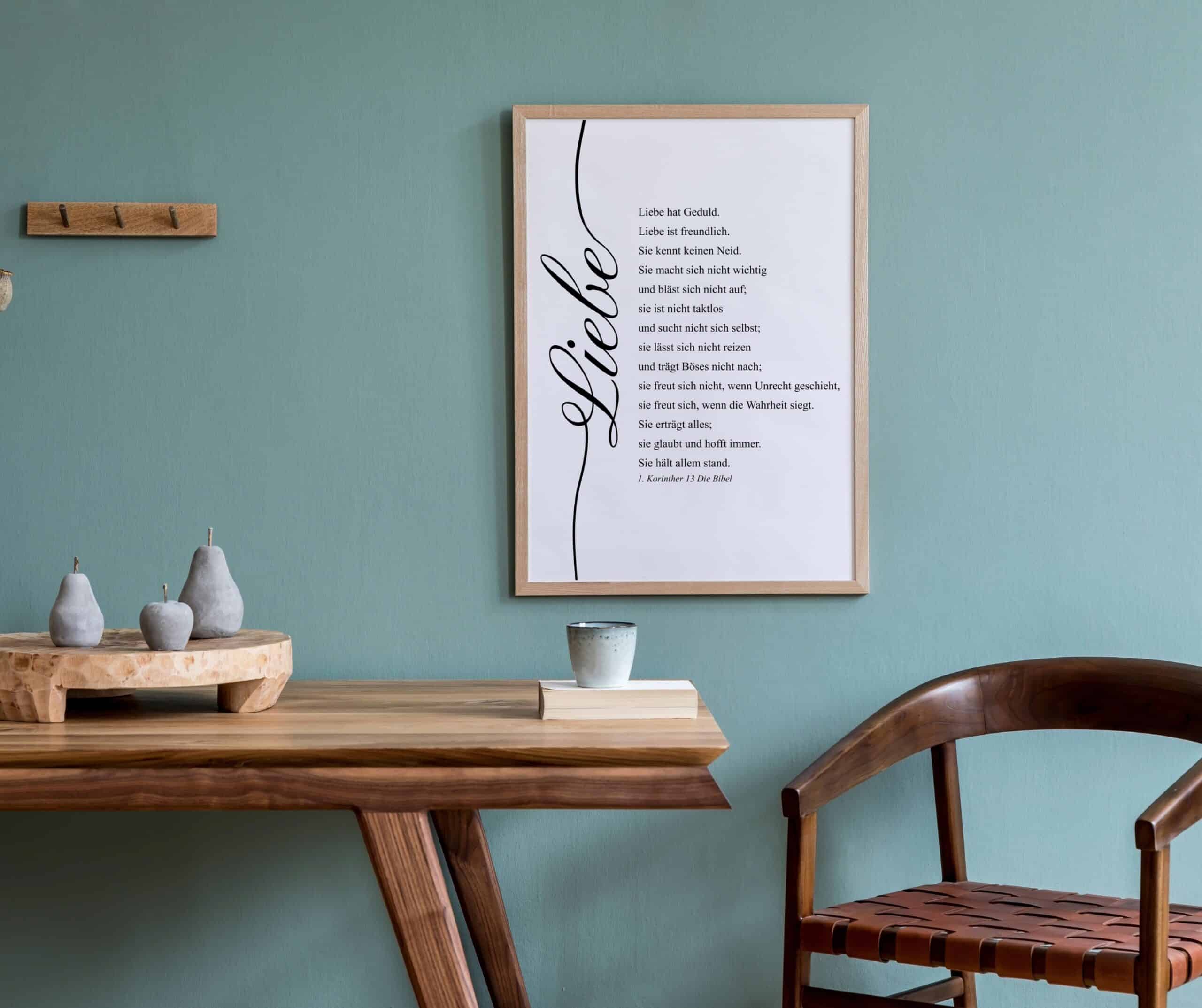 Poster Liebe 1. Korinther 13 16 Inspirationsreiches christliches Zitat auf Dekoschild in modernem Zuhause.
