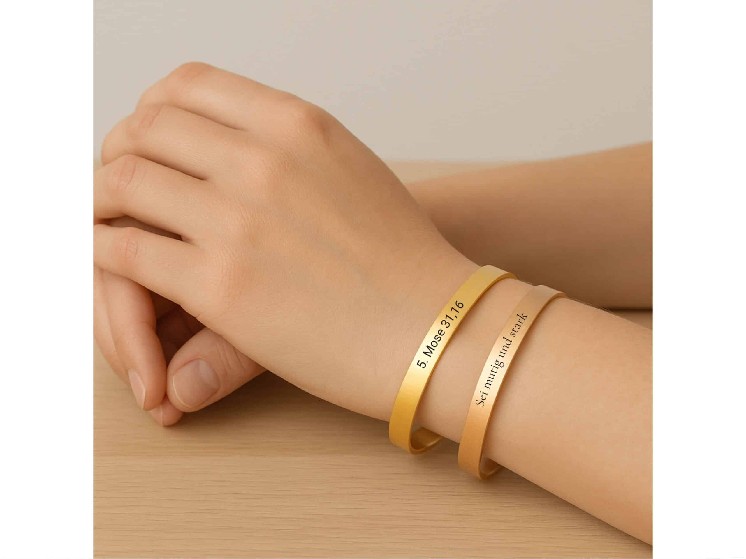 Armreif personalisiert mit Bibelvers oder Message 15 Gottesanbeterin-Tattoo mit Bibelvers auf Armschiene, christliche Schmuckaccessoire.