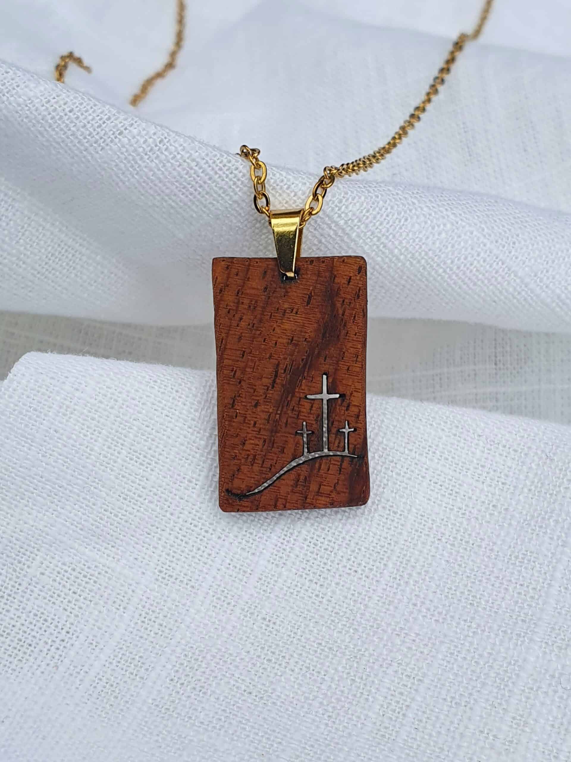Naturholz-Kreuz Anhänger mit christlichem Design, handgefertigter Schmuck, christliche Geschenkidee.