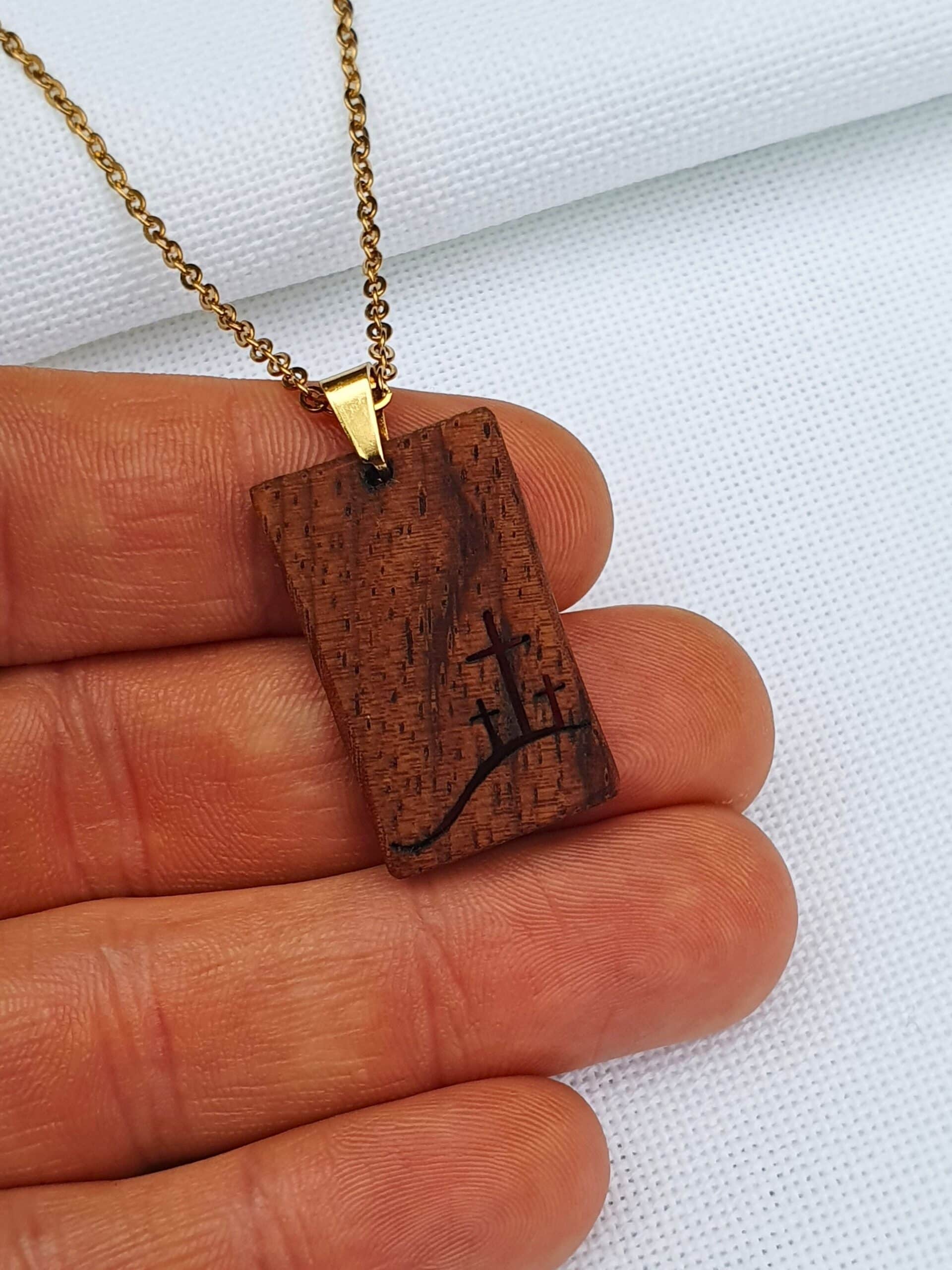 Handgemachte Kettenanhänger aus ugandischem Edelholz mit goldener Edelstahlkette 15 Holzanhänger mit Kreuzmotiv, christliches Schmuckstück, christliche Symbole, handgefertigter Anhänger.
