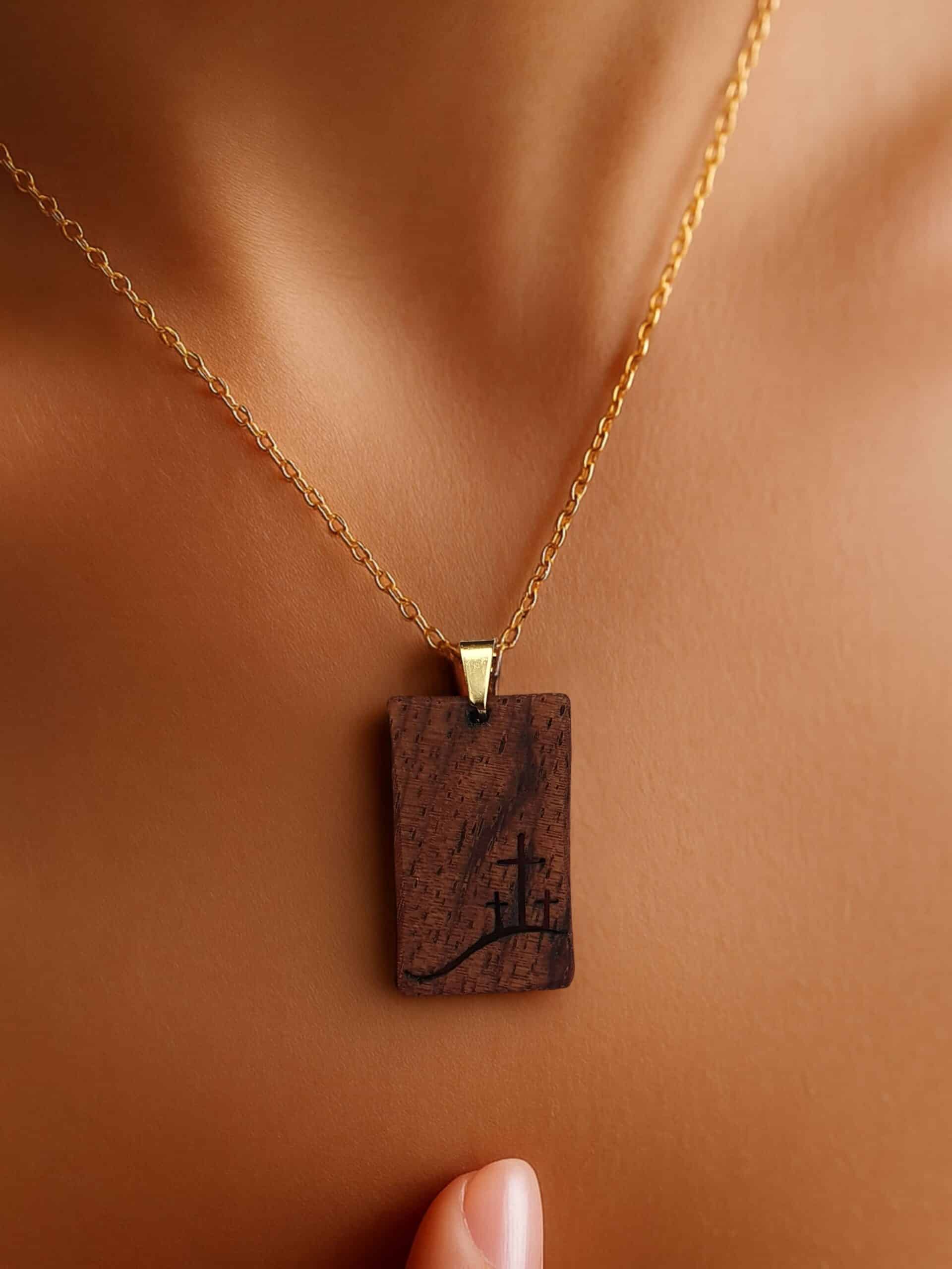 Handgemachte Kettenanhänger aus ugandischem Edelholz mit goldener Edelstahlkette 14 Gechristlicher Holzanhänger mit Kreuzdesign, elegantes Schmuckstück, Geschenkidee.