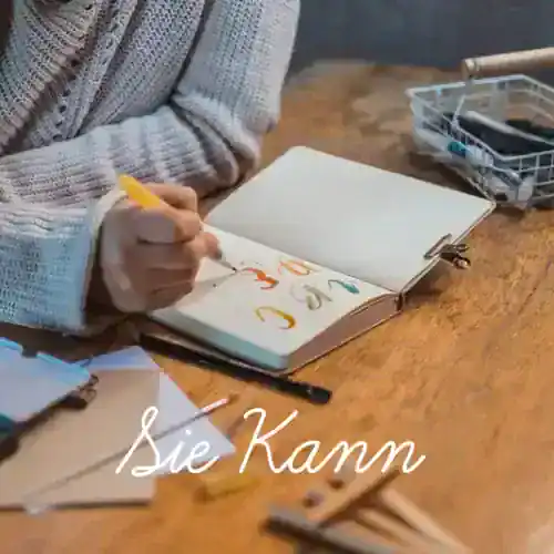 Kreatives Schreiben mit Farbstiften und Skizzen auf offenem Notizbuch, inspirierende Arbeitsszene.