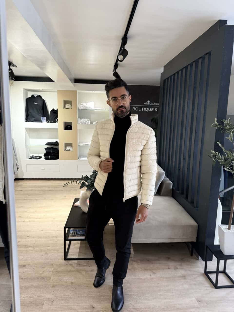 Essential Herren Jacke - "Jakobus" 14 Moderner Mann trägt Christliche Mode Jacke vor Christliche Marken im Laden, Mookho.de - christliche MarkeMarketplace.