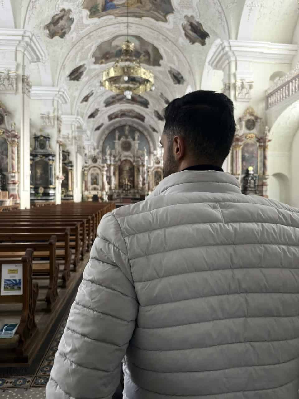 Essential Herren Jacke - "Jakobus" 16 Gebet im barocken Kirchenraum, religiöse Andacht, christliches Gebetszimmer, sakrale Architektur.