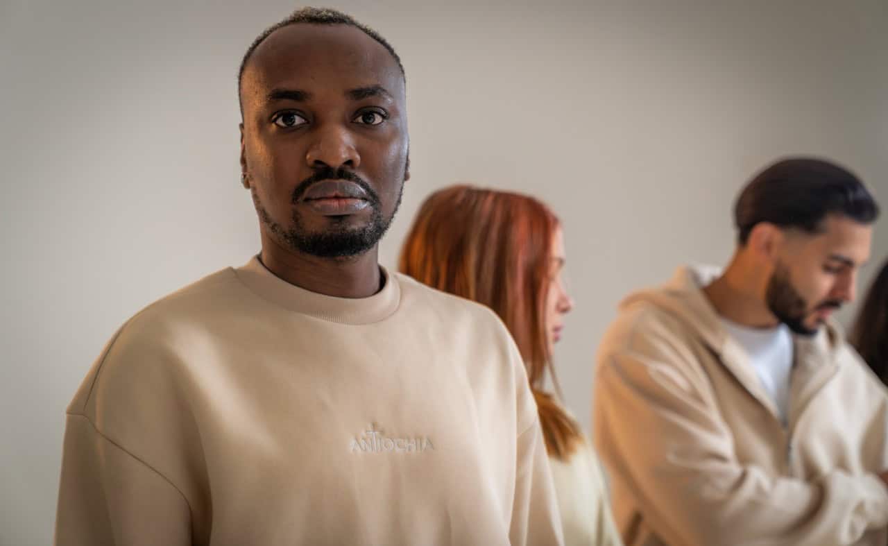 Essential Sweatshirt Oversized - "Paulus" 14 Vielfältige christliche Gemeinschaft im Gebet, Menschen in Gebets- und Glaubensgemeinschaft.