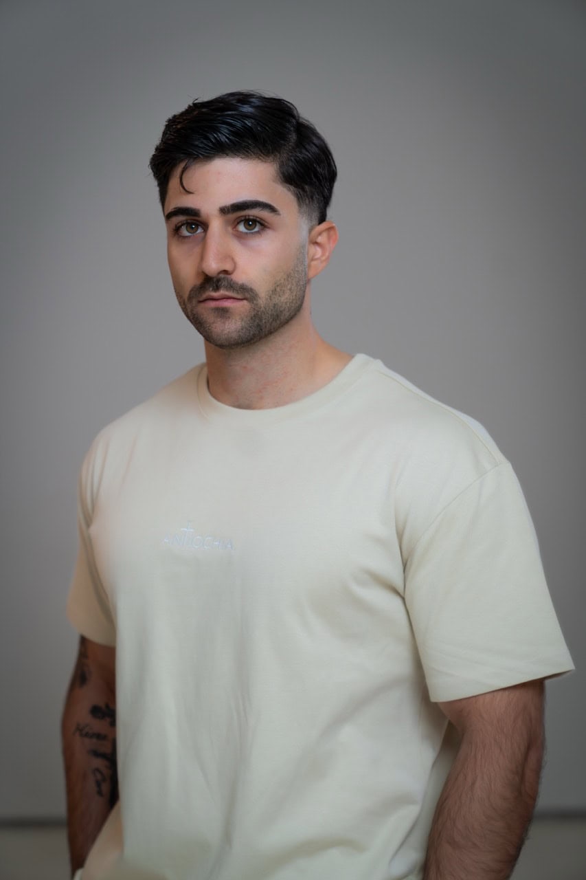 Mann trägt christliches T-Shirt, symbolische Kleidung, religiöse Mode.