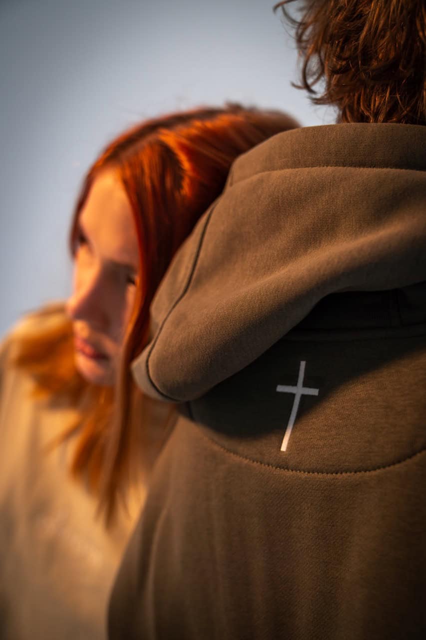 Essential Zipper - "Thomas" 18 Glaubensbasierte Mode, christliches Merchandise, religiöse Kleidung online kaufen, christliche Marken, christliche Lifestyle-Produkte.