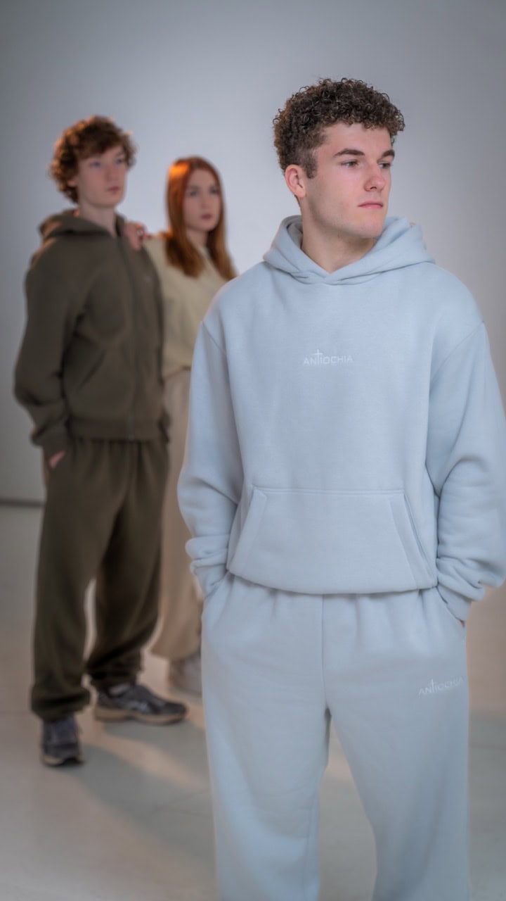 Moderner Christlicher Streetwear-Hoodie für Jugendliche, Anti-Esoterik-Design, bequemes Outfit.