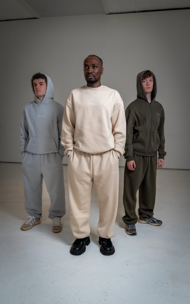 Menschen in bequemen Hoodie- und Jogginganzügen, christliche Streetwear, Mode für junge Christen.