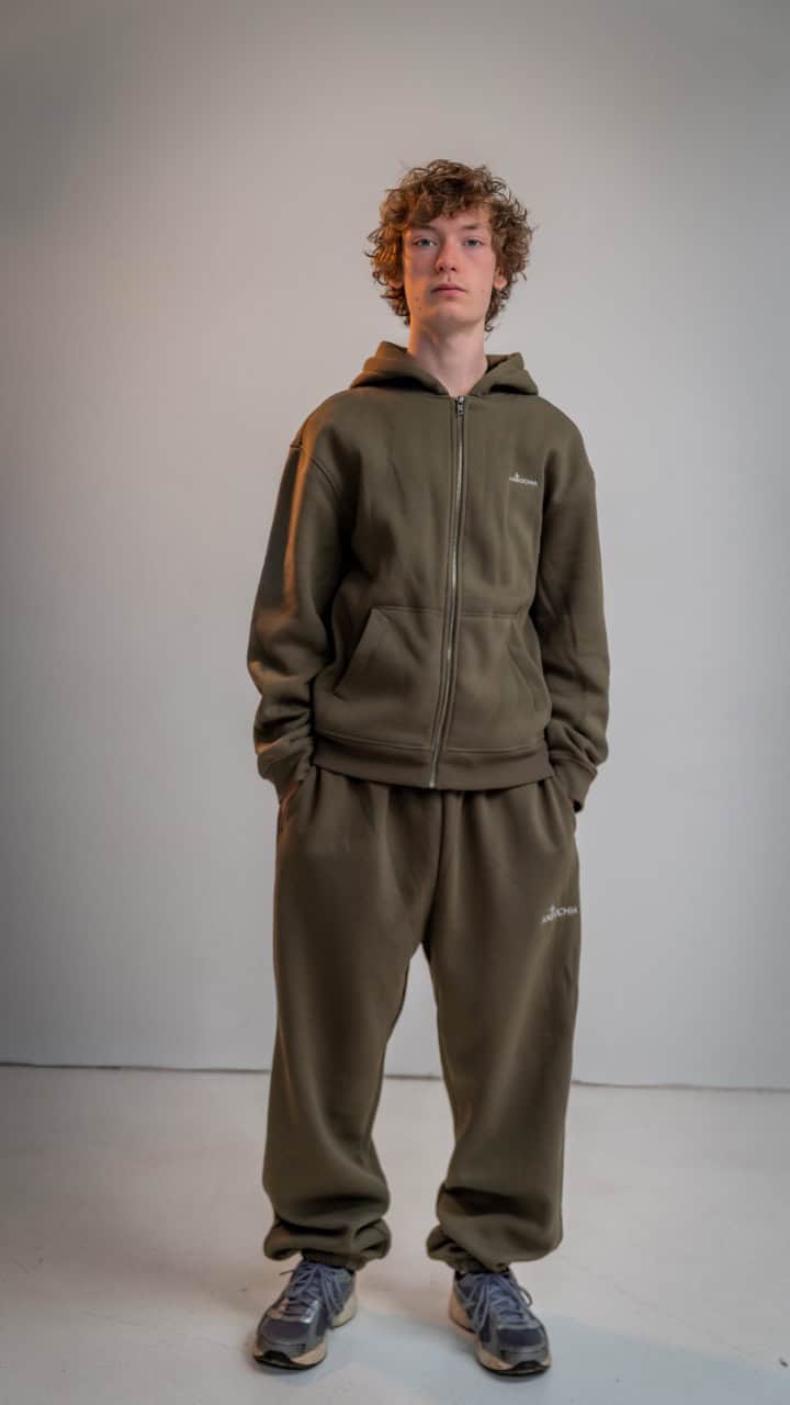 Essential Jogginghose - "Johannes" 17 Herren in braunem Hoodie und Jogginghose, bequeme Freizeitkleidung, casual Style.